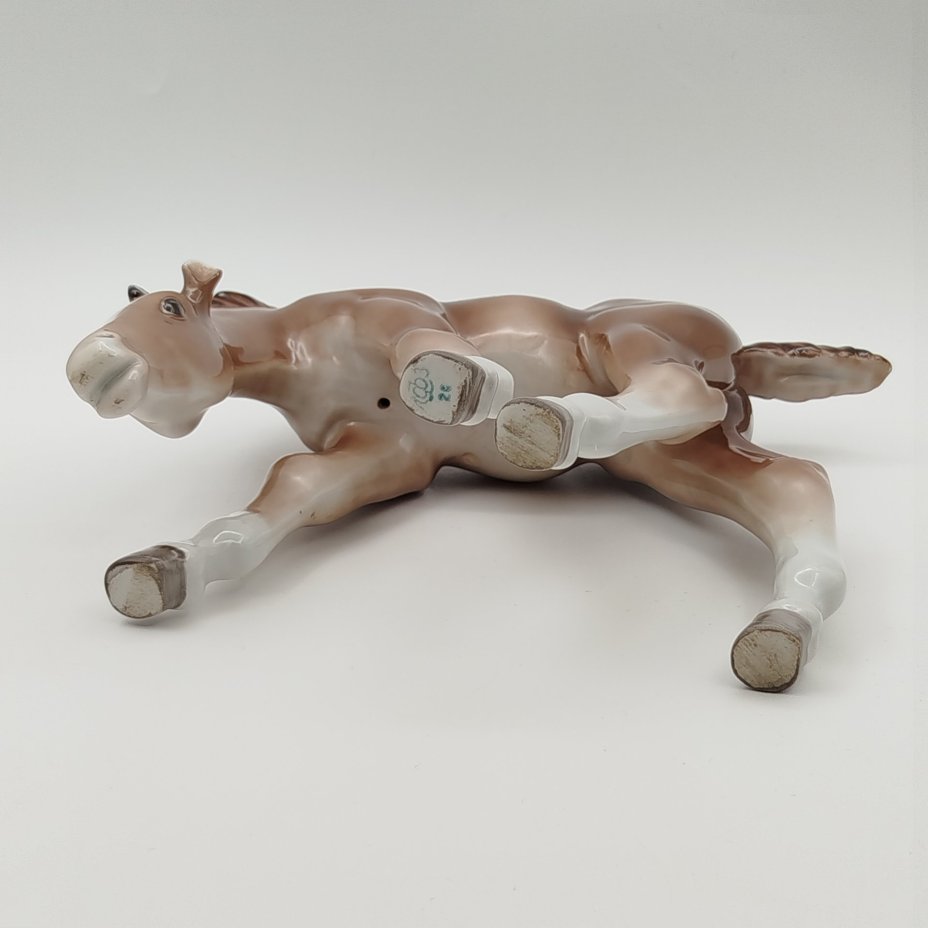 Статуэтка "Жеребёнок пасущийся (гнедой)", скульптор Б.Я. Воробьев, фарфор, роспись, аэрография, Ленинградский фарфоровый завод (ЛФЗ), СССР, 1970-1992 гг.