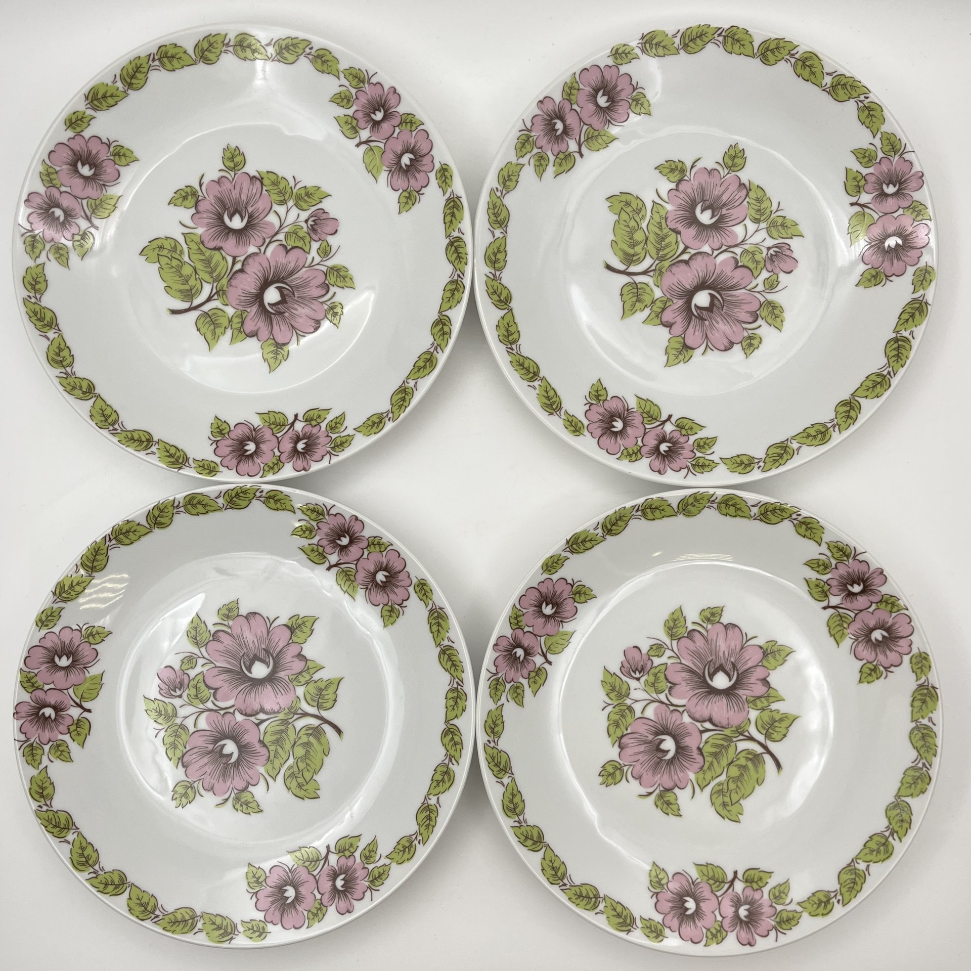 Набор из шести обеденных тарелок с цветочным декором в розово-зеленой гамме, фарфор, печать, Epiag Royal Czechoslovakia, Чехословакия, 1970-1990 гг.