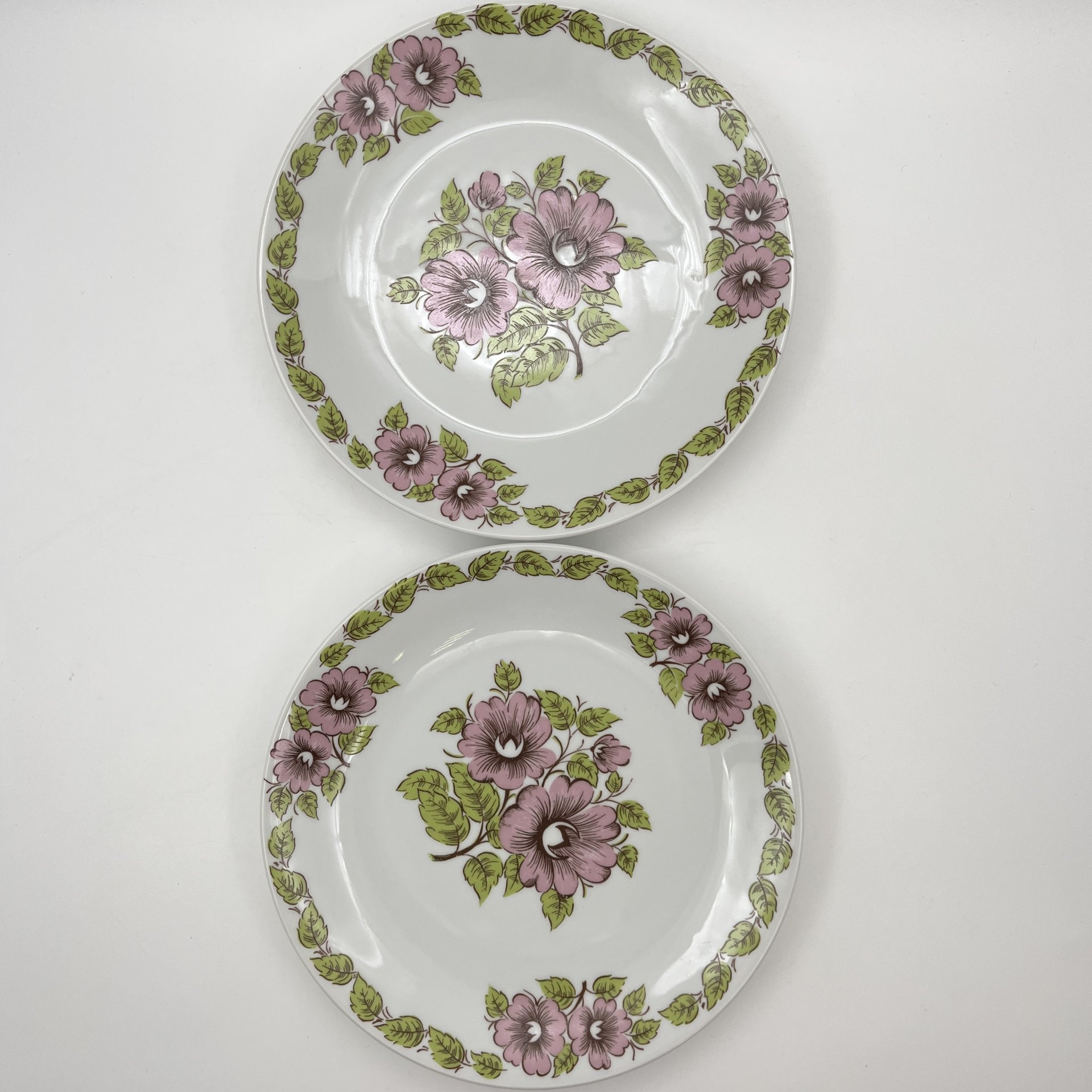 Набор из шести обеденных тарелок с цветочным декором в розово-зеленой гамме, фарфор, печать, Epiag Royal Czechoslovakia, Чехословакия, 1970-1990 гг.