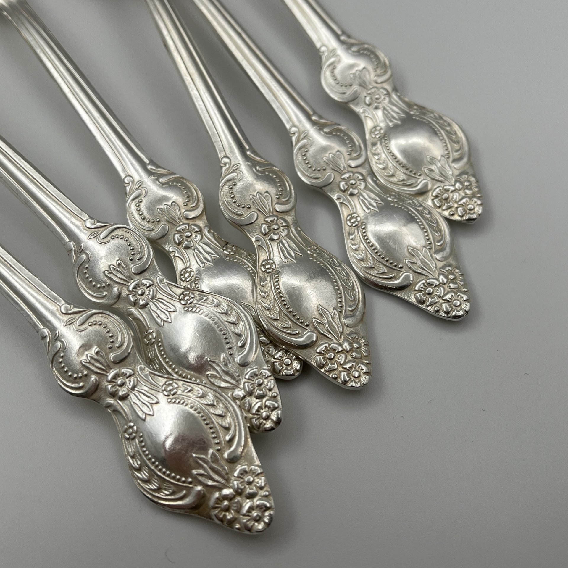 Набор столовых ложек на 6 персон с цветочным декором, мНЦ (медь-никель-цинк), Режевский механический завод (РМ), СССР, 1980-1990 гг.