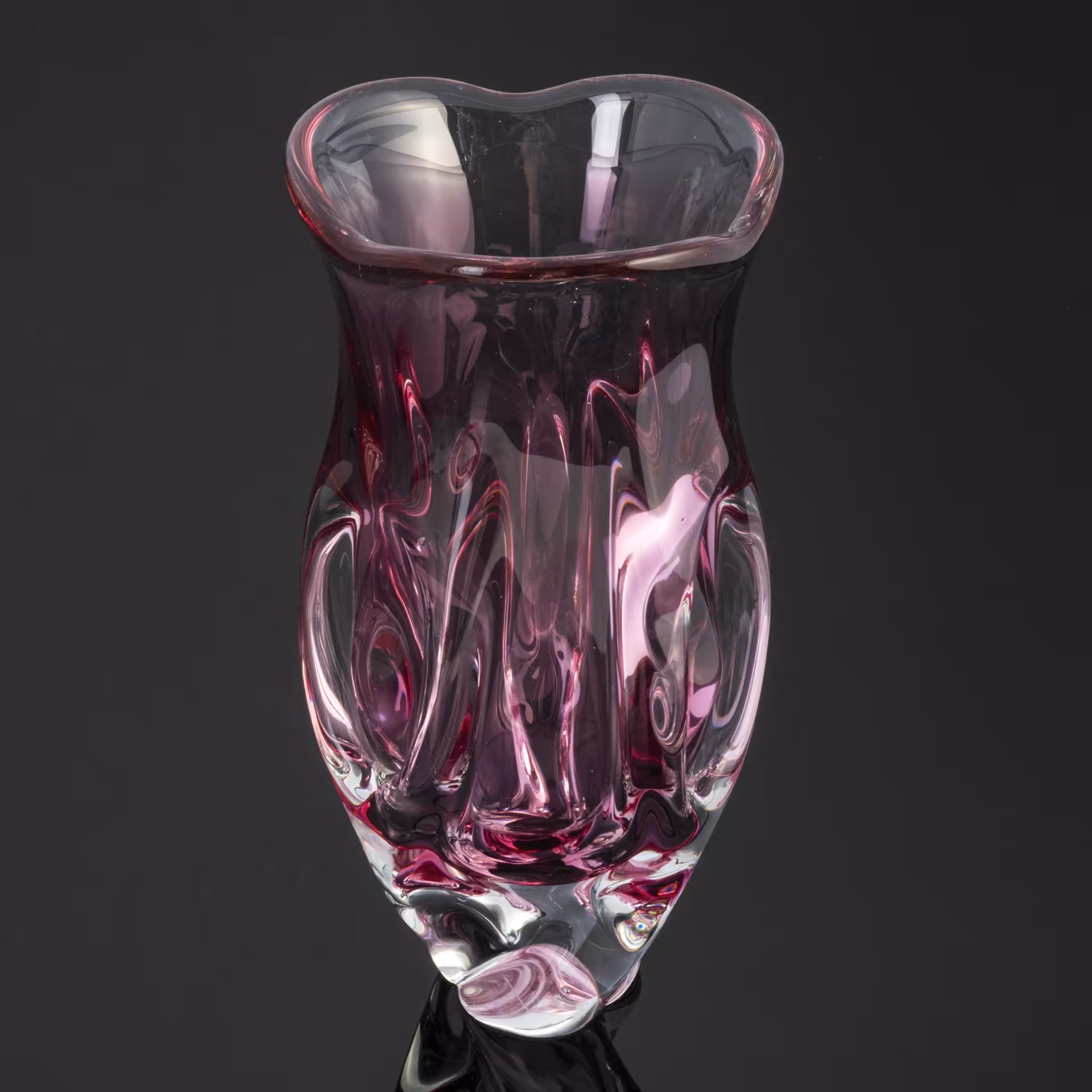 Ваза в форме бутона розы, Хржибский стекольный завод (Chřibská Glass), дизайнер Йозеф Господка (Josef Hospodka)