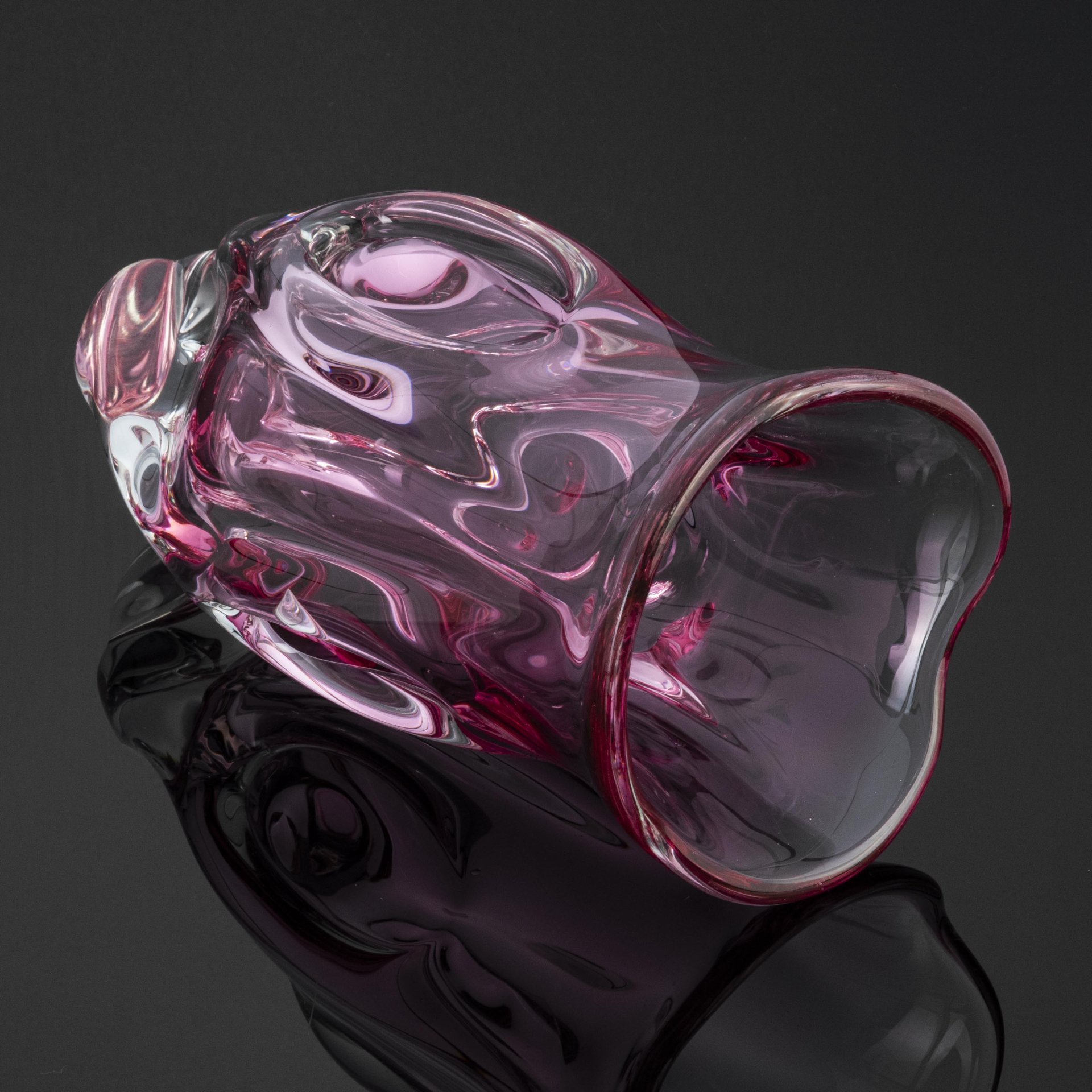 Ваза в форме бутона розы, Хржибский стекольный завод (Chřibská Glass), дизайнер Йозеф Господка (Josef Hospodka)