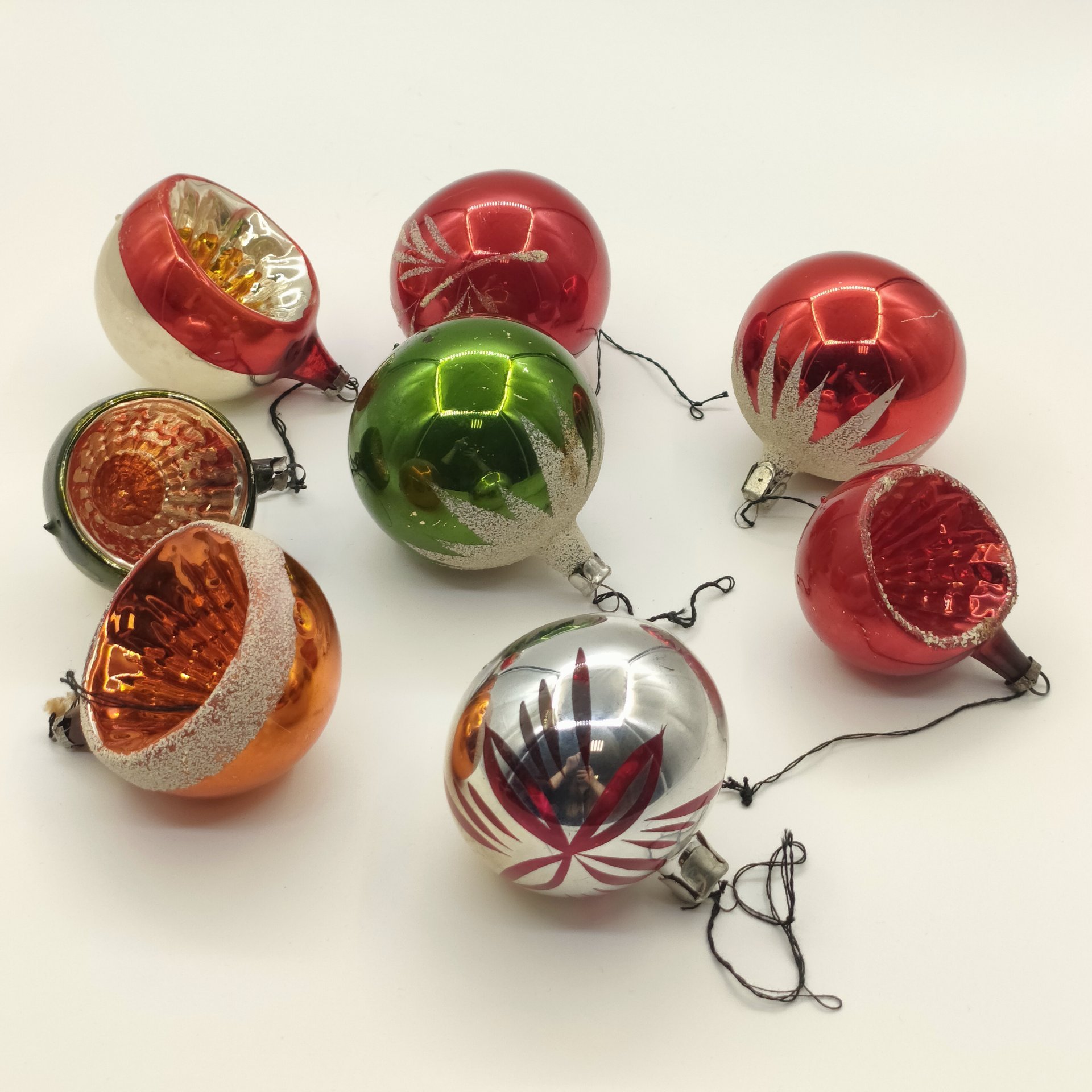 Набор из 8-ти ёлочных игрушек в форме шаров, стекло, краска, металл, СССР, 1970-1990 гг.
