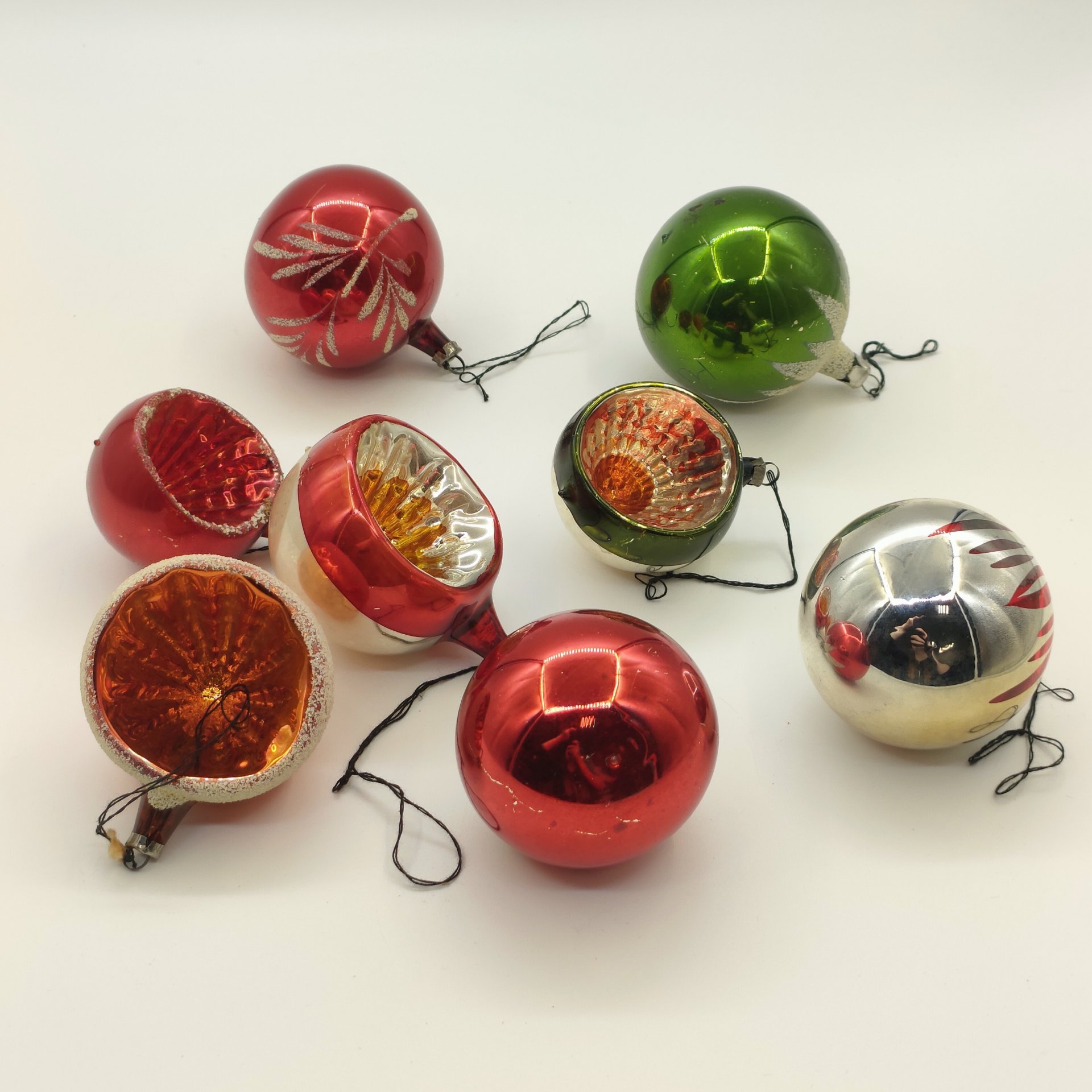 Набор из 8-ти ёлочных игрушек в форме шаров, стекло, краска, металл, СССР, 1970-1990 гг.