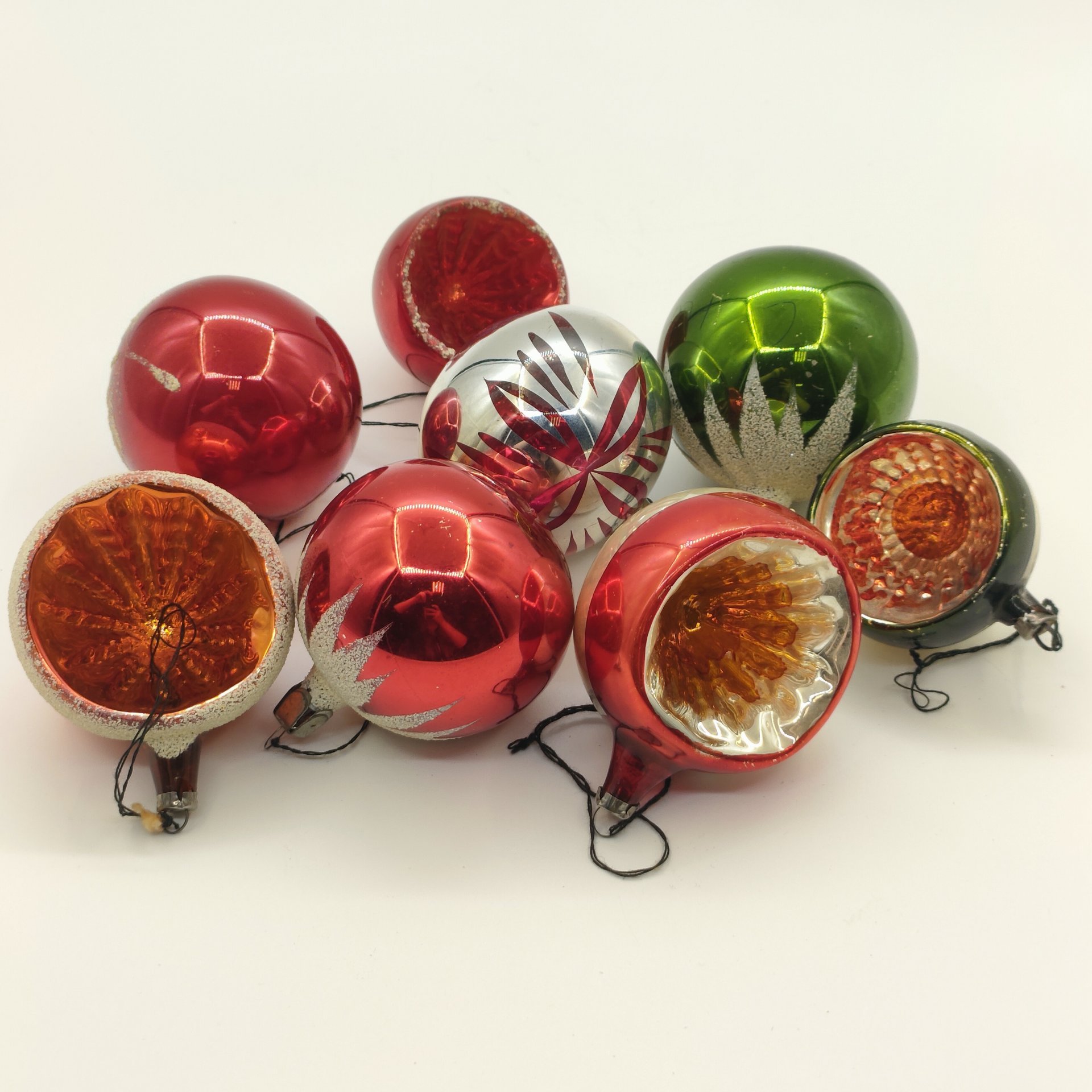 Набор из 8-ти ёлочных игрушек в форме шаров, стекло, краска, металл, СССР, 1970-1990 гг.