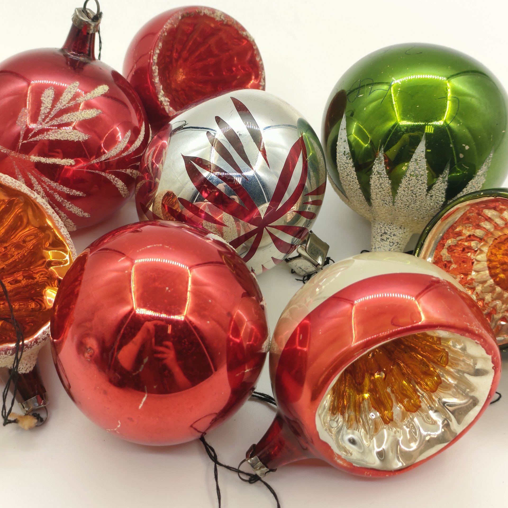 Набор из 8-ти ёлочных игрушек в форме шаров, стекло, краска, металл, СССР, 1970-1990 гг.