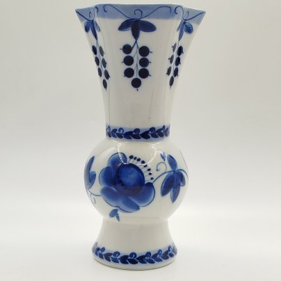 Ваза с растительным декором, фарфор, роспись, Бронницкий завод фарфоровых изделий «Возрождение», СССР, 1980-1990 гг.