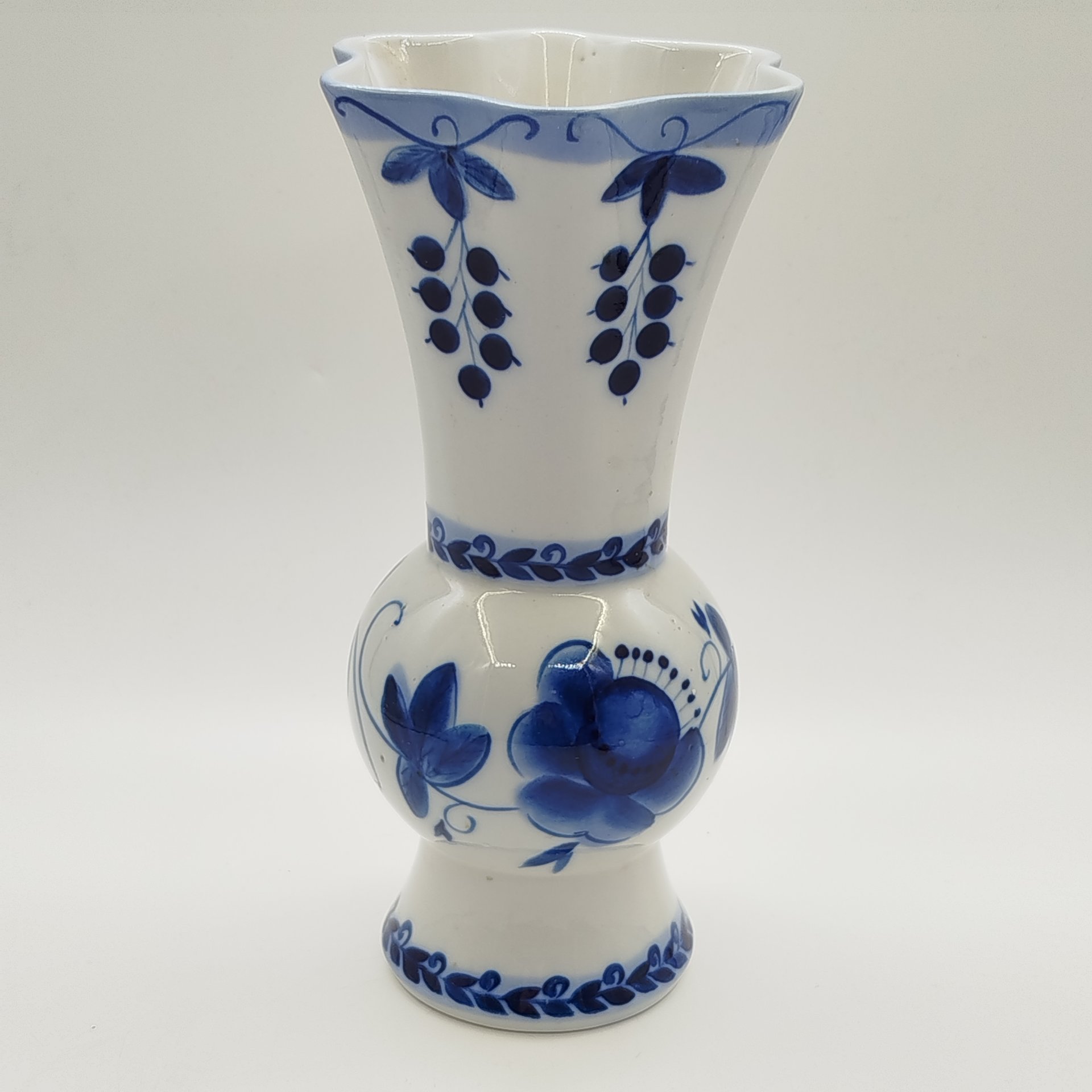 Ваза с растительным декором, фарфор, роспись, Бронницкий завод фарфоровых изделий «Возрождение», СССР, 1980-1990 гг.