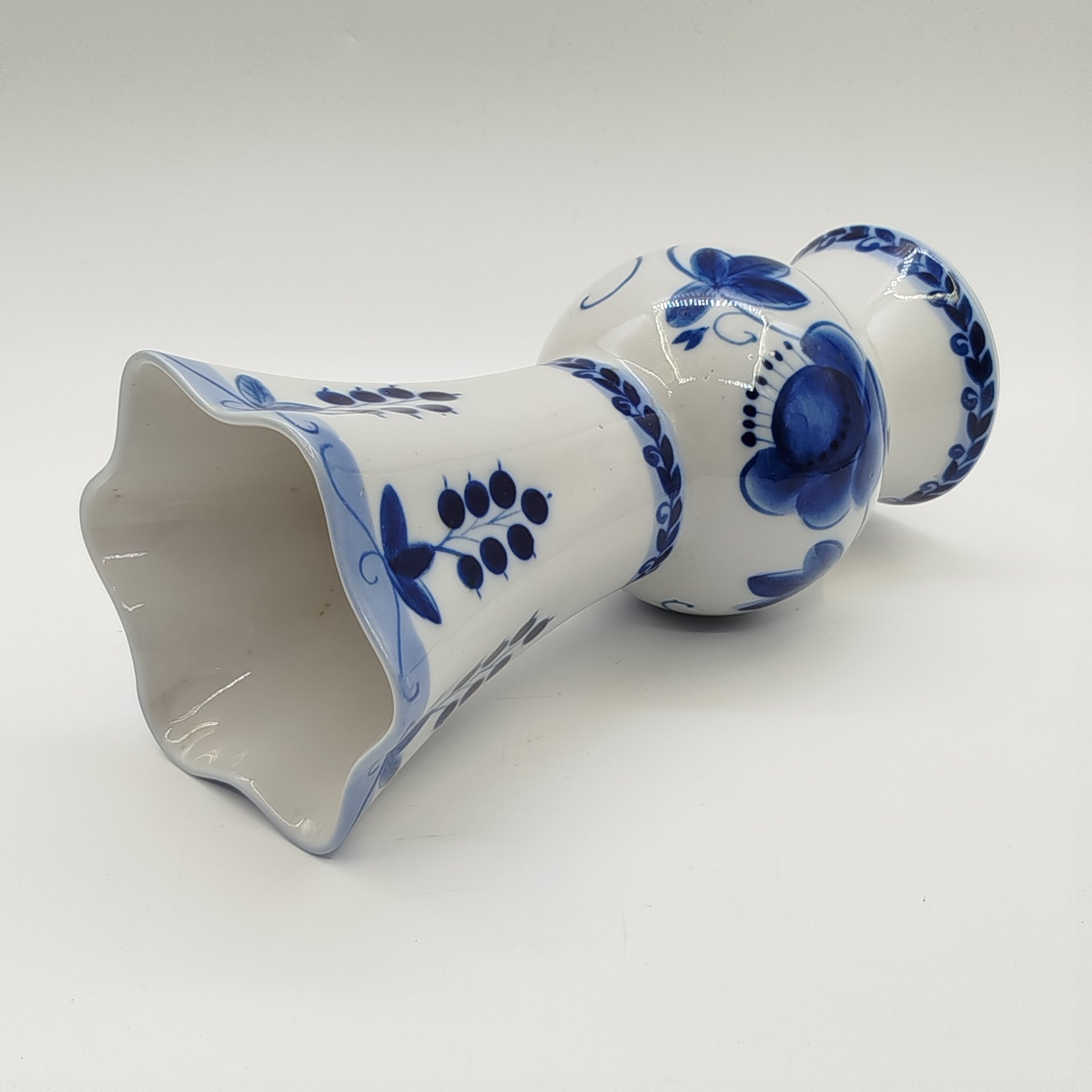 Ваза с растительным декором, фарфор, роспись, Бронницкий завод фарфоровых изделий «Возрождение», СССР, 1980-1990 гг.