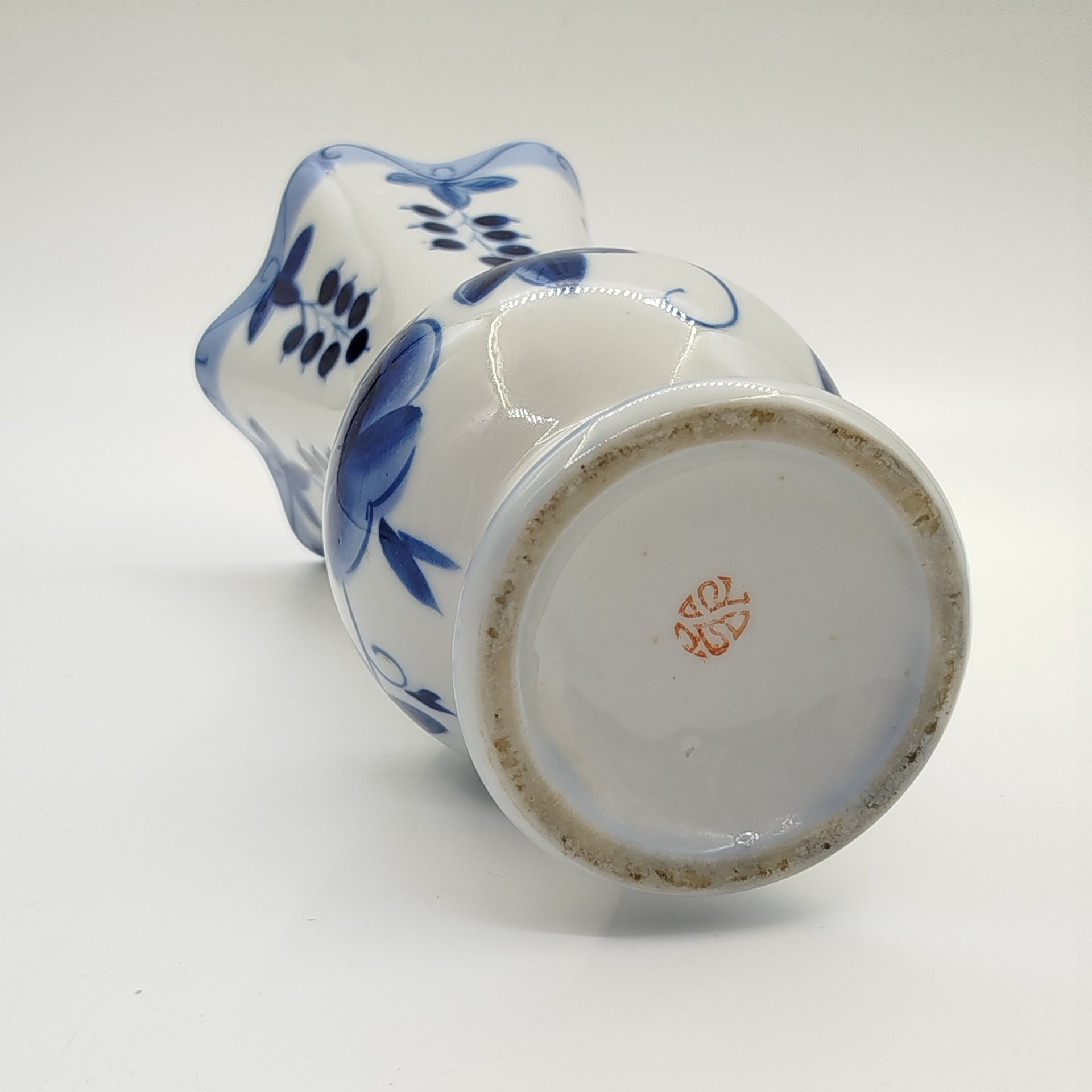 Ваза с растительным декором, фарфор, роспись, Бронницкий завод фарфоровых изделий «Возрождение», СССР, 1980-1990 гг.