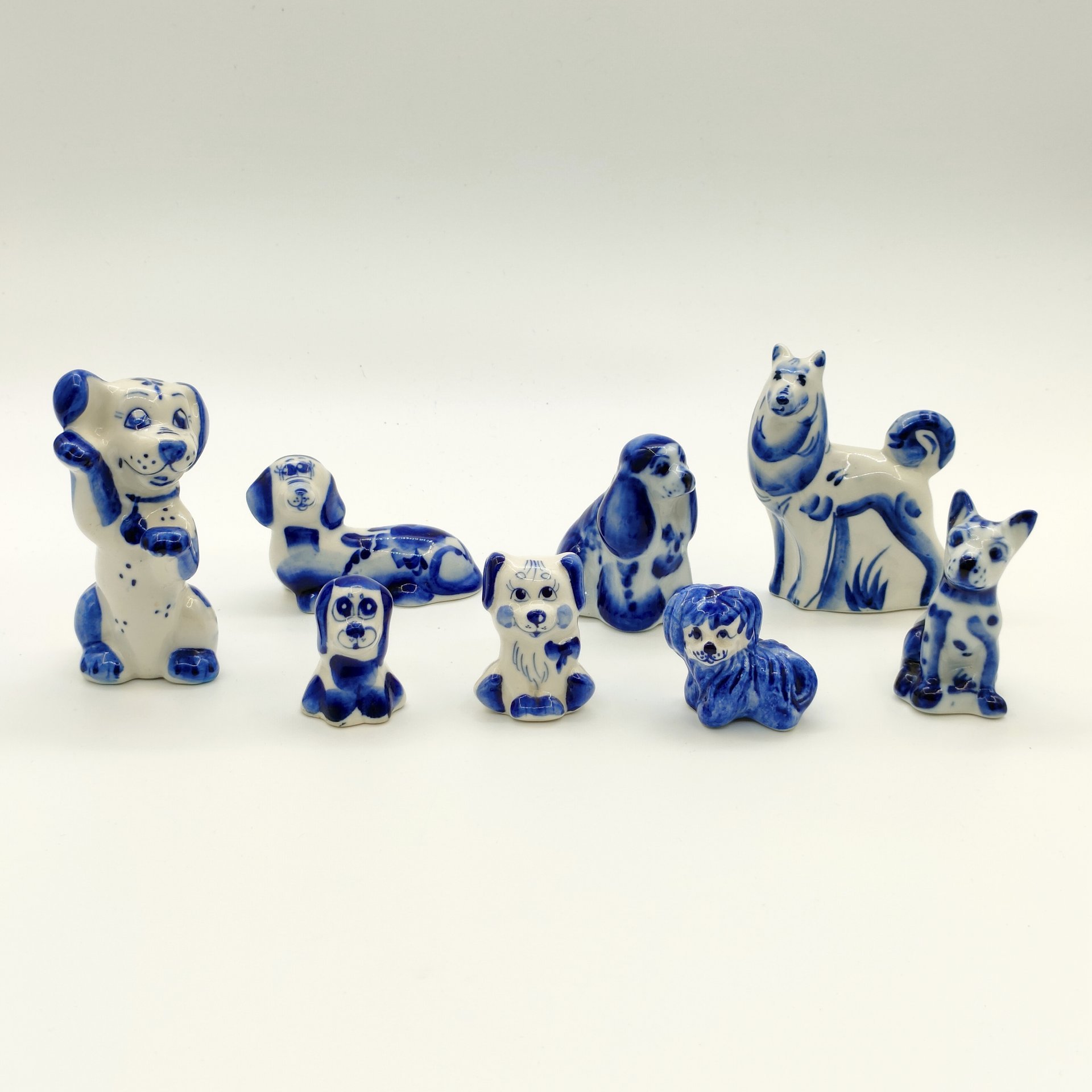 Набор из восьми статуэток "Собаки", Гжель, фарфор, роспись, Россия, 1980-2010 гг.