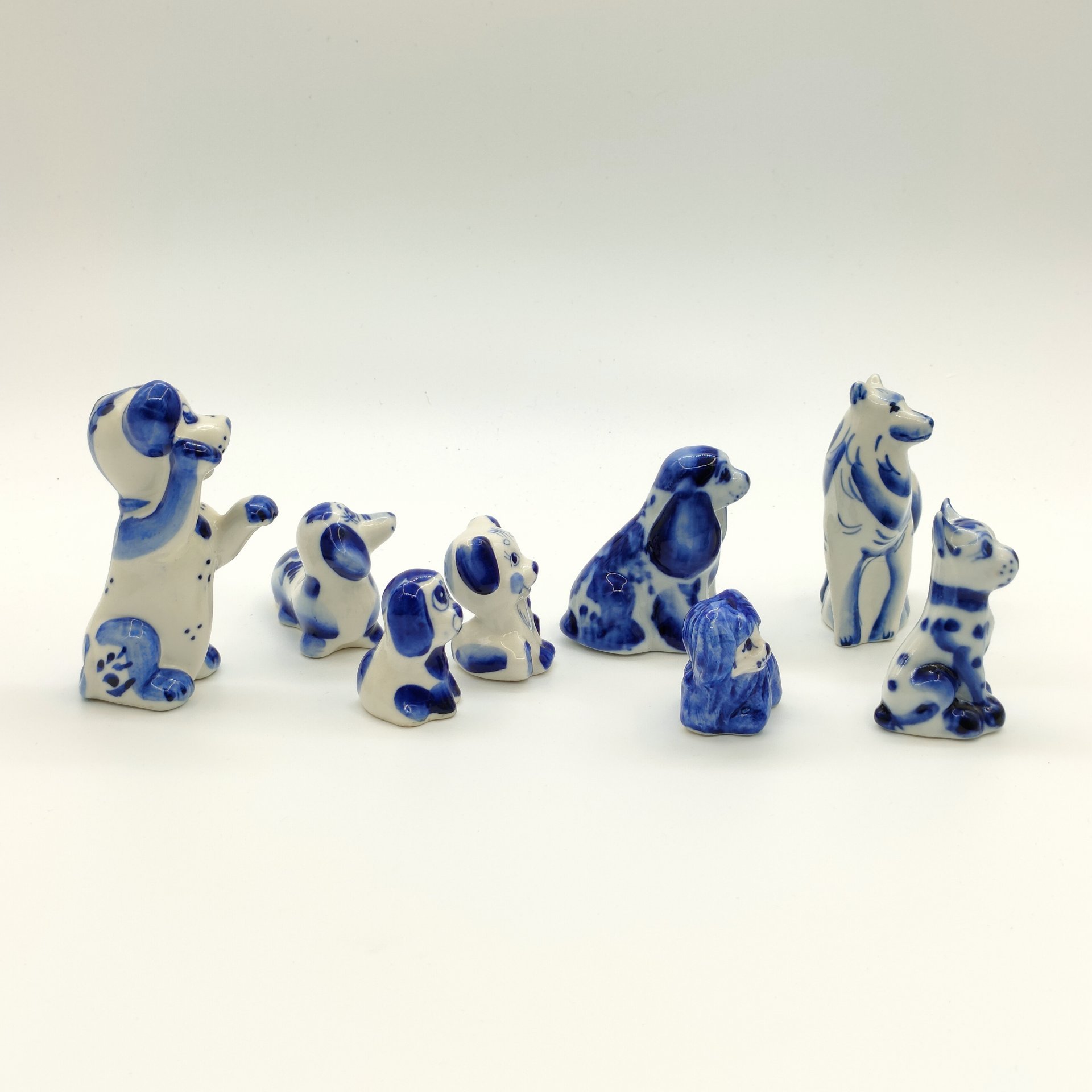 Набор из восьми статуэток "Собаки", Гжель, фарфор, роспись, Россия, 1980-2010 гг.