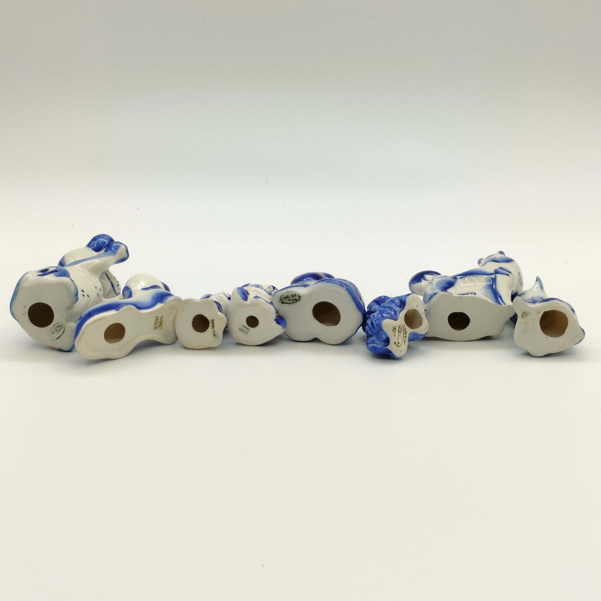 Набор из восьми статуэток "Собаки", Гжель, фарфор, роспись, Россия, 1980-2010 гг.