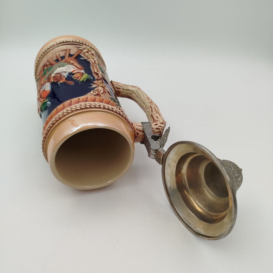 Кружка пивная, украшенная изображением сценки в трактире, керамика, олово, рельеф, Gerzit Gerz, Германия, 1960-1980 гг., Gerzit Gerz