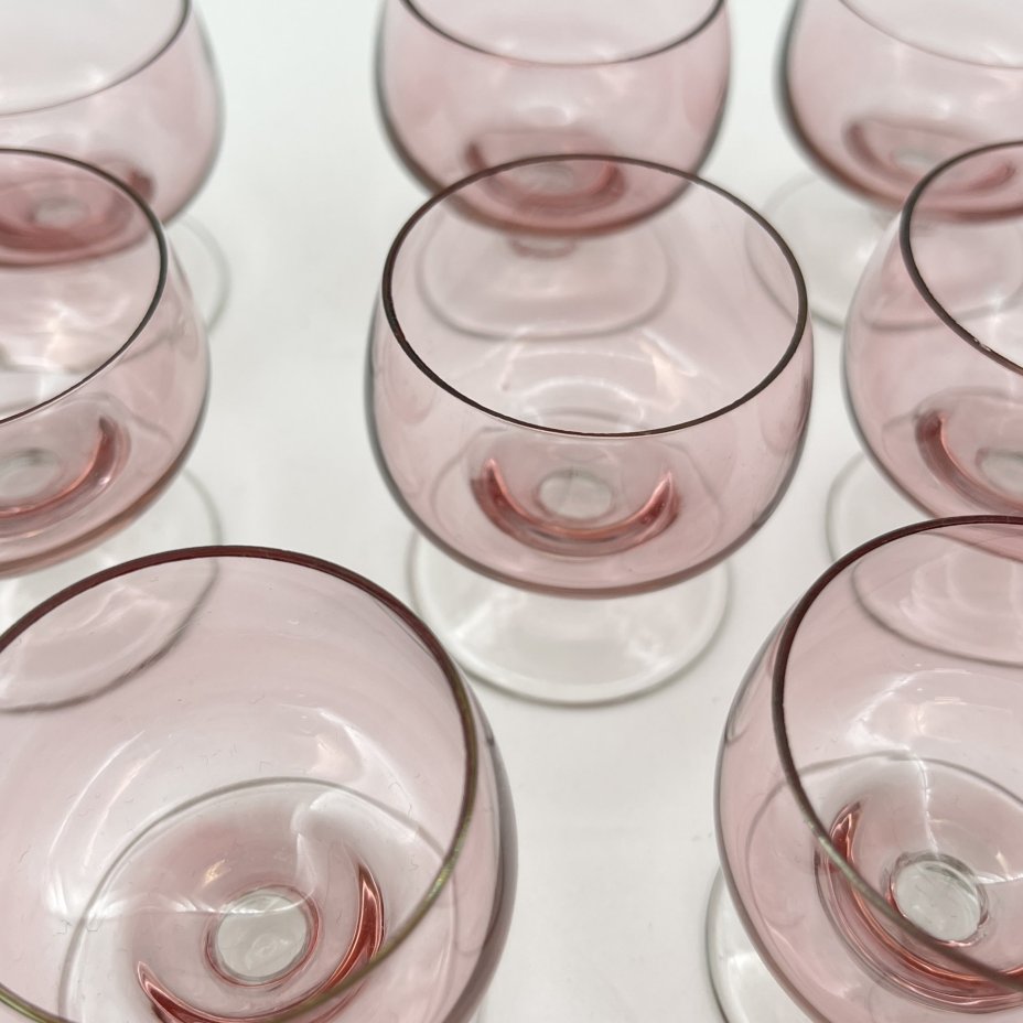 Набор из девяти рюмок нежно-розового оттенка