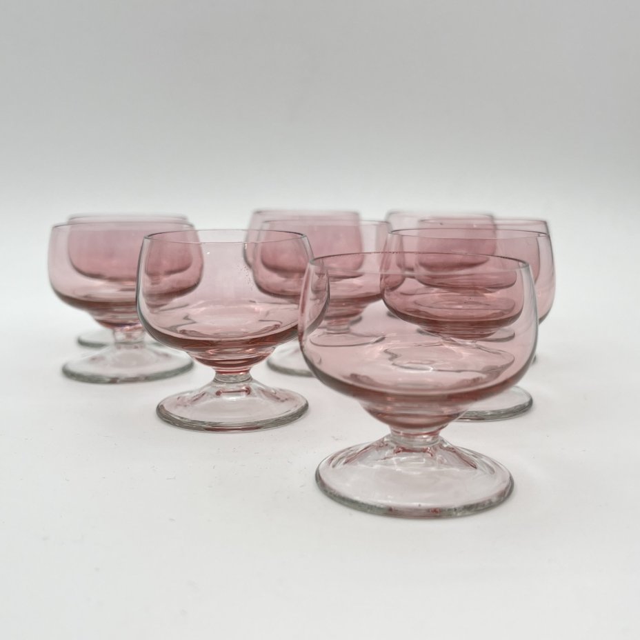 Набор из девяти рюмок нежно-розового оттенка