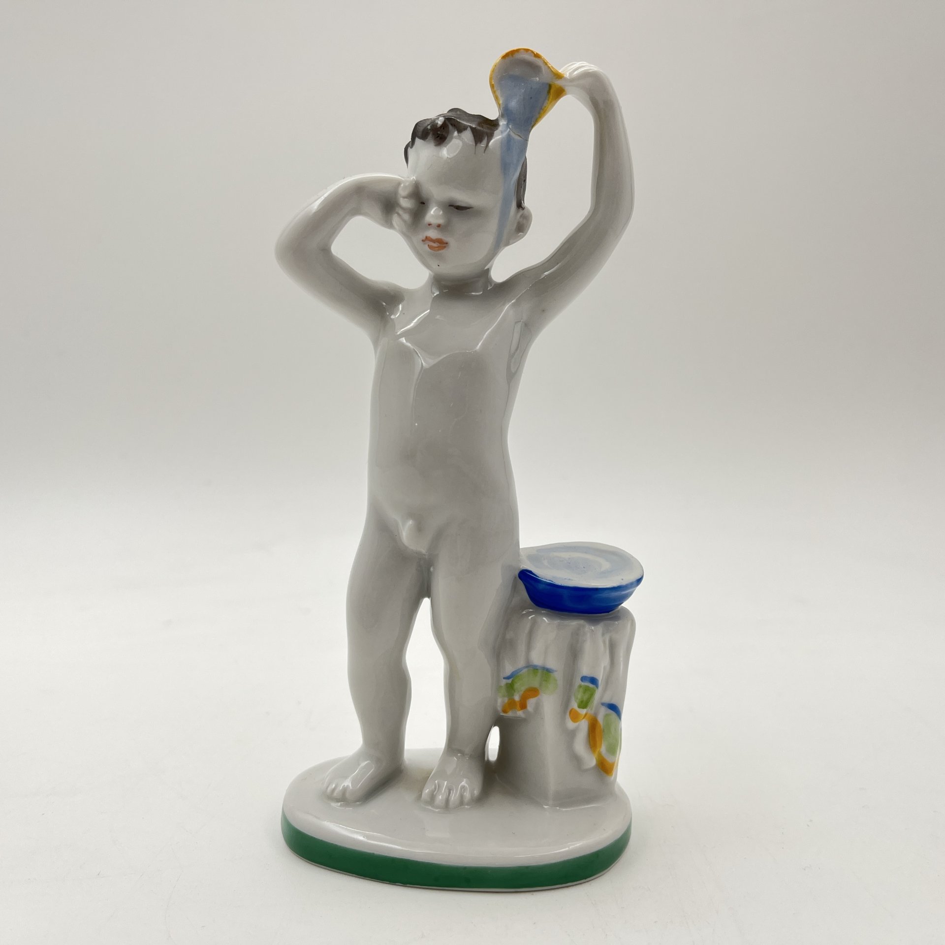 Статуэтка "Утро" (из серии "Счастливое детство"), скульптор Г.С. Столбова, художник Е.Н. Лупанова, фарфор, роспись надглазурная, Ленинградский фарфоровый завод (ЛФЗ), СССР, 1950-1960 гг.