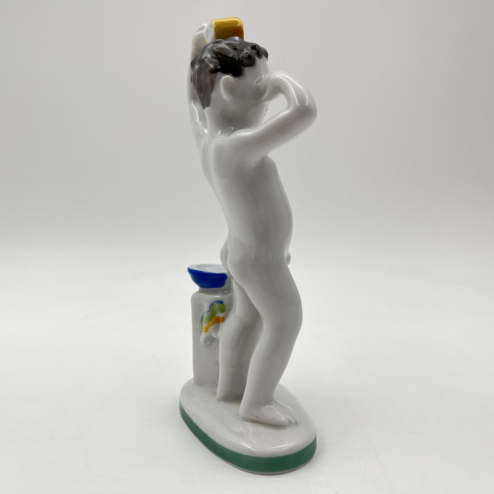 Статуэтка "Утро" (из серии "Счастливое детство"), скульптор Г.С. Столбова, художник Е.Н. Лупанова, фарфор, роспись надглазурная, Ленинградский фарфоровый завод (ЛФЗ), СССР, 1950-1960 гг.