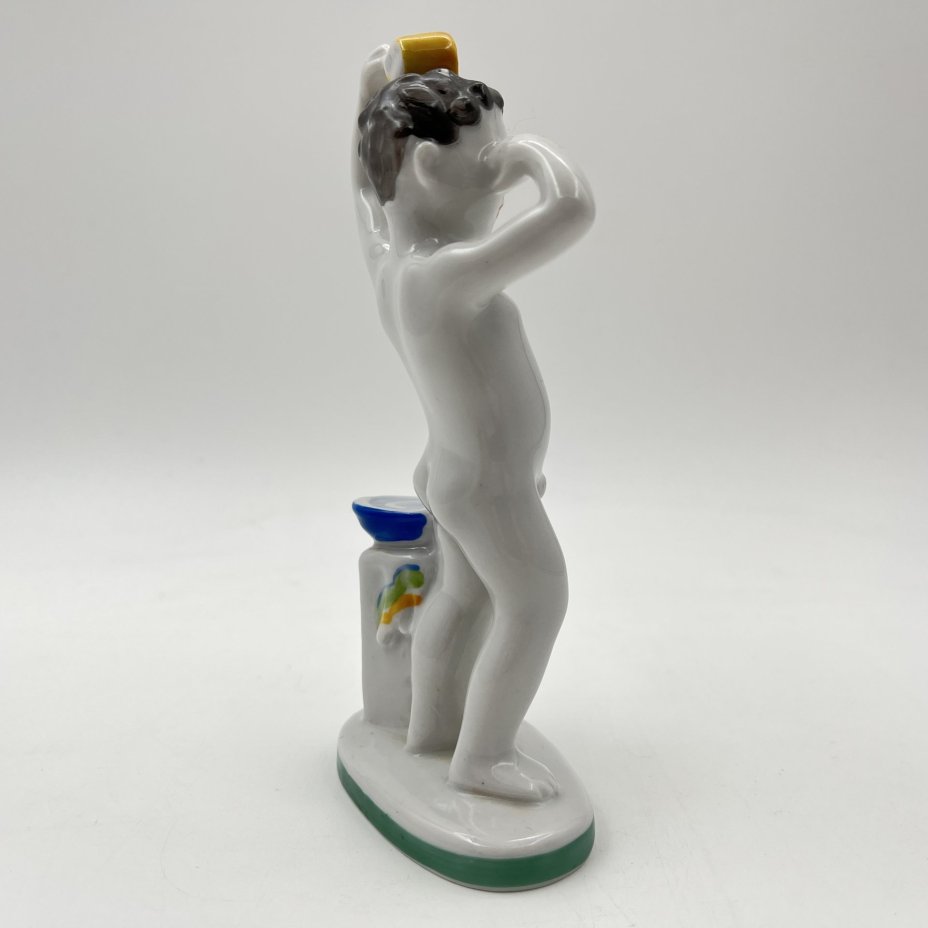 Статуэтка "Утро" (из серии "Счастливое детство"), скульптор Г.С. Столбова, художник Е.Н. Лупанова, фарфор, роспись надглазурная, Ленинградский фарфоровый завод (ЛФЗ), СССР, 1950-1960 гг.