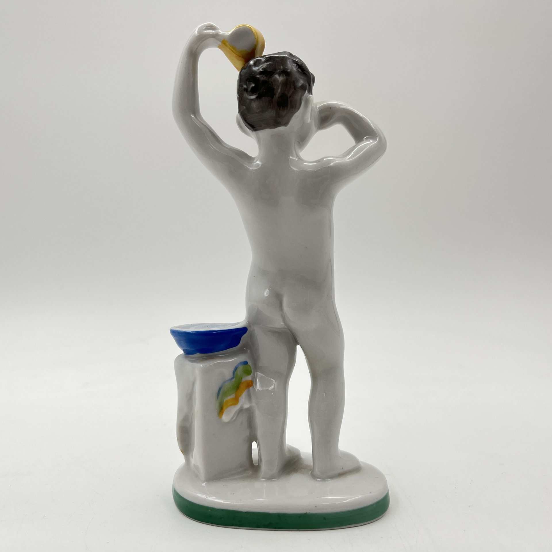 Статуэтка "Утро" (из серии "Счастливое детство"), скульптор Г.С. Столбова, художник Е.Н. Лупанова, фарфор, роспись надглазурная, Ленинградский фарфоровый завод (ЛФЗ), СССР, 1950-1960 гг.