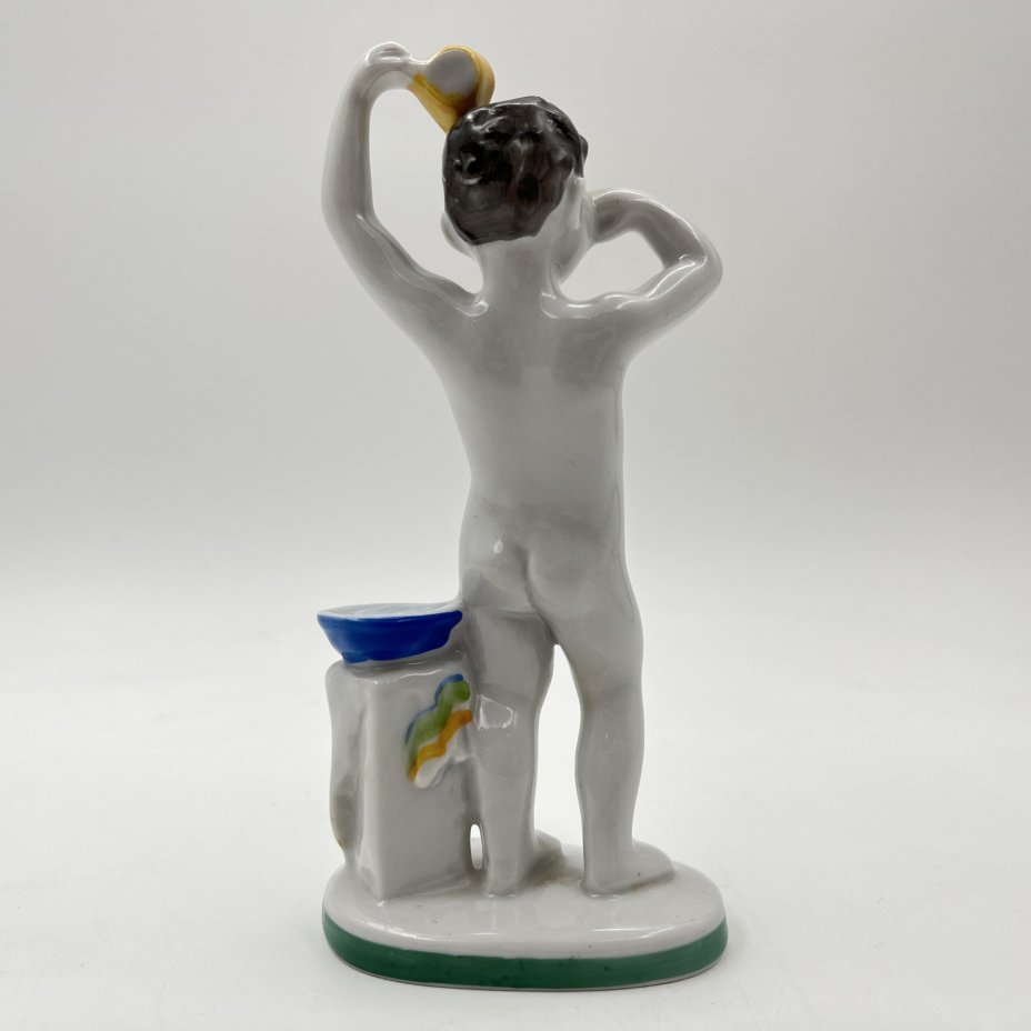 Статуэтка "Утро" (из серии "Счастливое детство"), скульптор Г.С. Столбова, художник Е.Н. Лупанова, фарфор, роспись надглазурная, Ленинградский фарфоровый завод (ЛФЗ), СССР, 1950-1960 гг.