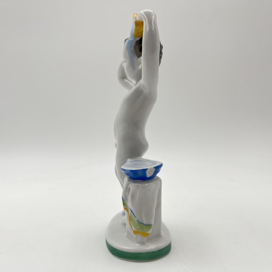 Статуэтка "Утро" (из серии "Счастливое детство"), скульптор Г.С. Столбова, художник Е.Н. Лупанова, фарфор, роспись надглазурная, Ленинградский фарфоровый завод (ЛФЗ), СССР, 1950-1960 гг.