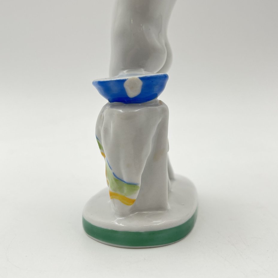 Статуэтка "Утро" (из серии "Счастливое детство"), скульптор Г.С. Столбова, художник Е.Н. Лупанова, фарфор, роспись надглазурная, Ленинградский фарфоровый завод (ЛФЗ), СССР, 1950-1960 гг.