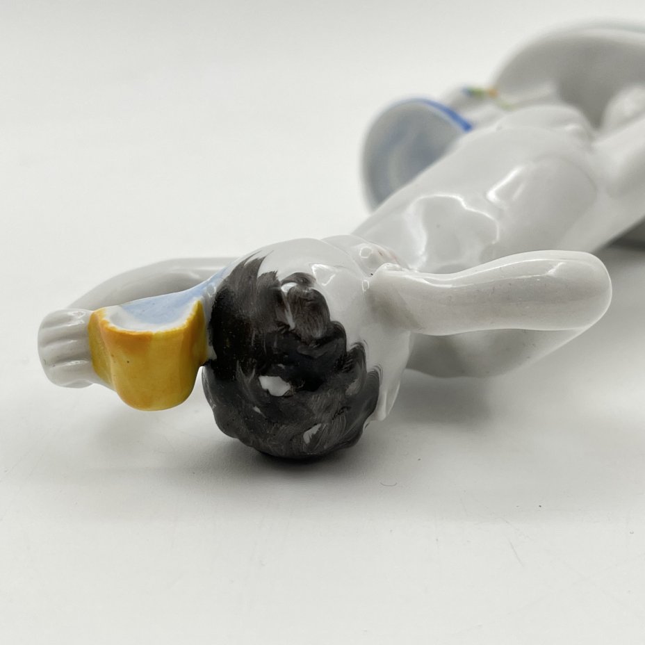 Статуэтка "Утро" (из серии "Счастливое детство"), скульптор Г.С. Столбова, художник Е.Н. Лупанова, фарфор, роспись надглазурная, Ленинградский фарфоровый завод (ЛФЗ), СССР, 1950-1960 гг.