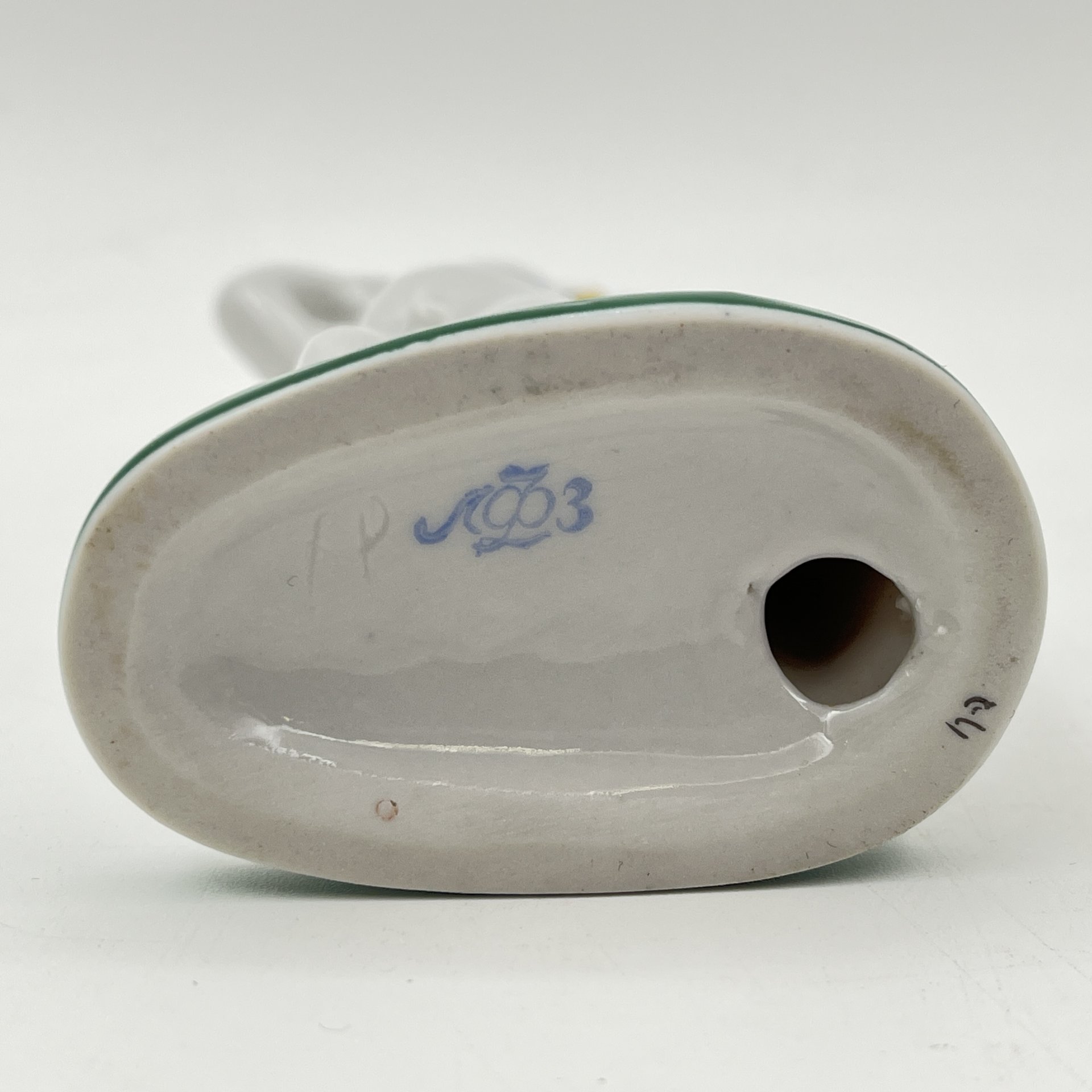 Статуэтка "Утро" (из серии "Счастливое детство"), скульптор Г.С. Столбова, художник Е.Н. Лупанова, фарфор, роспись надглазурная, Ленинградский фарфоровый завод (ЛФЗ), СССР, 1950-1960 гг.