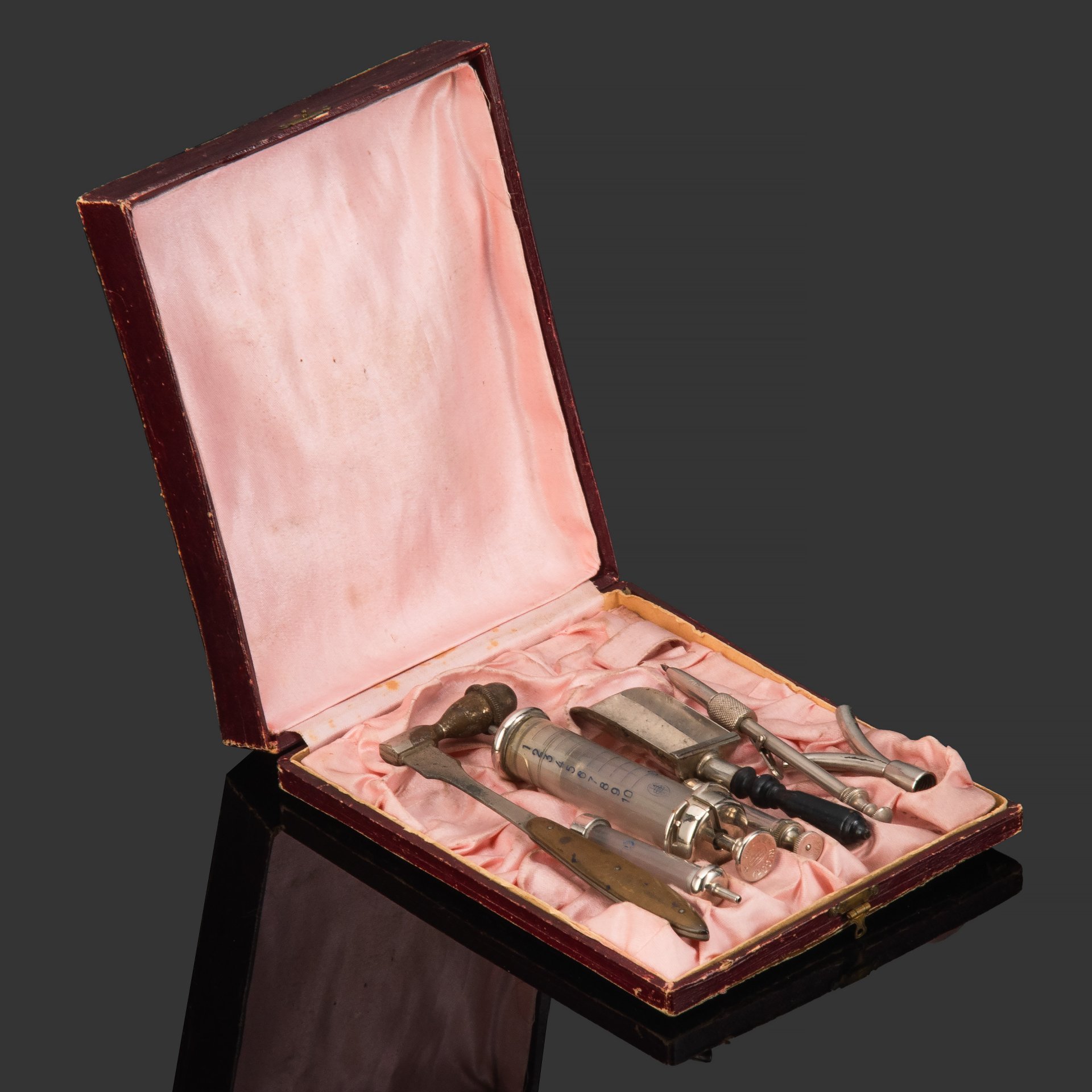 [Медицина] Набор из семи предметов медицинского назначения в футляре (в подборе), шприц марки "Original Record"