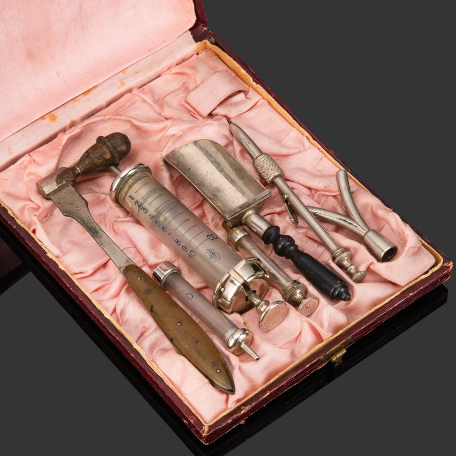 [Медицина] Набор из семи предметов медицинского назначения в футляре (в подборе), шприц марки "Original Record"