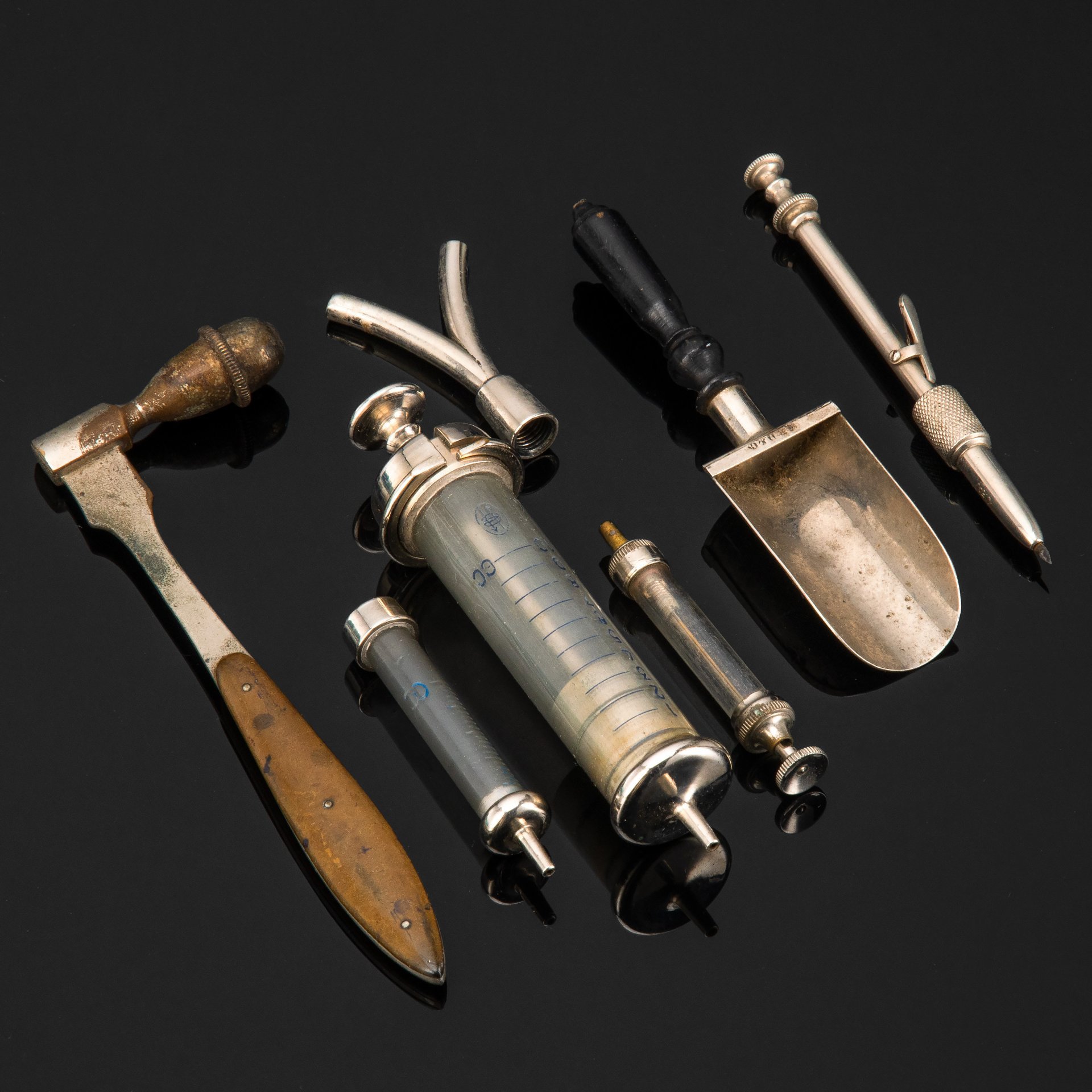 [Медицина] Набор из семи предметов медицинского назначения в футляре (в подборе), шприц марки "Original Record"