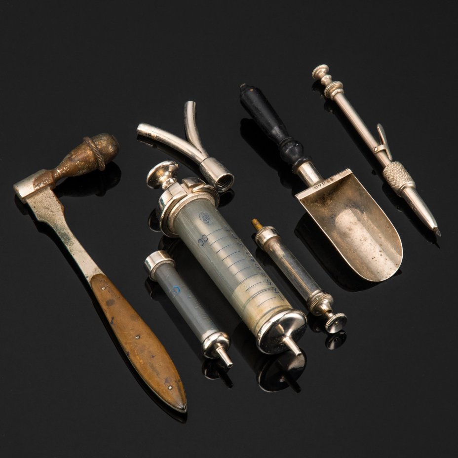 [Медицина] Набор из семи предметов медицинского назначения в футляре (в подборе), шприц марки "Original Record"