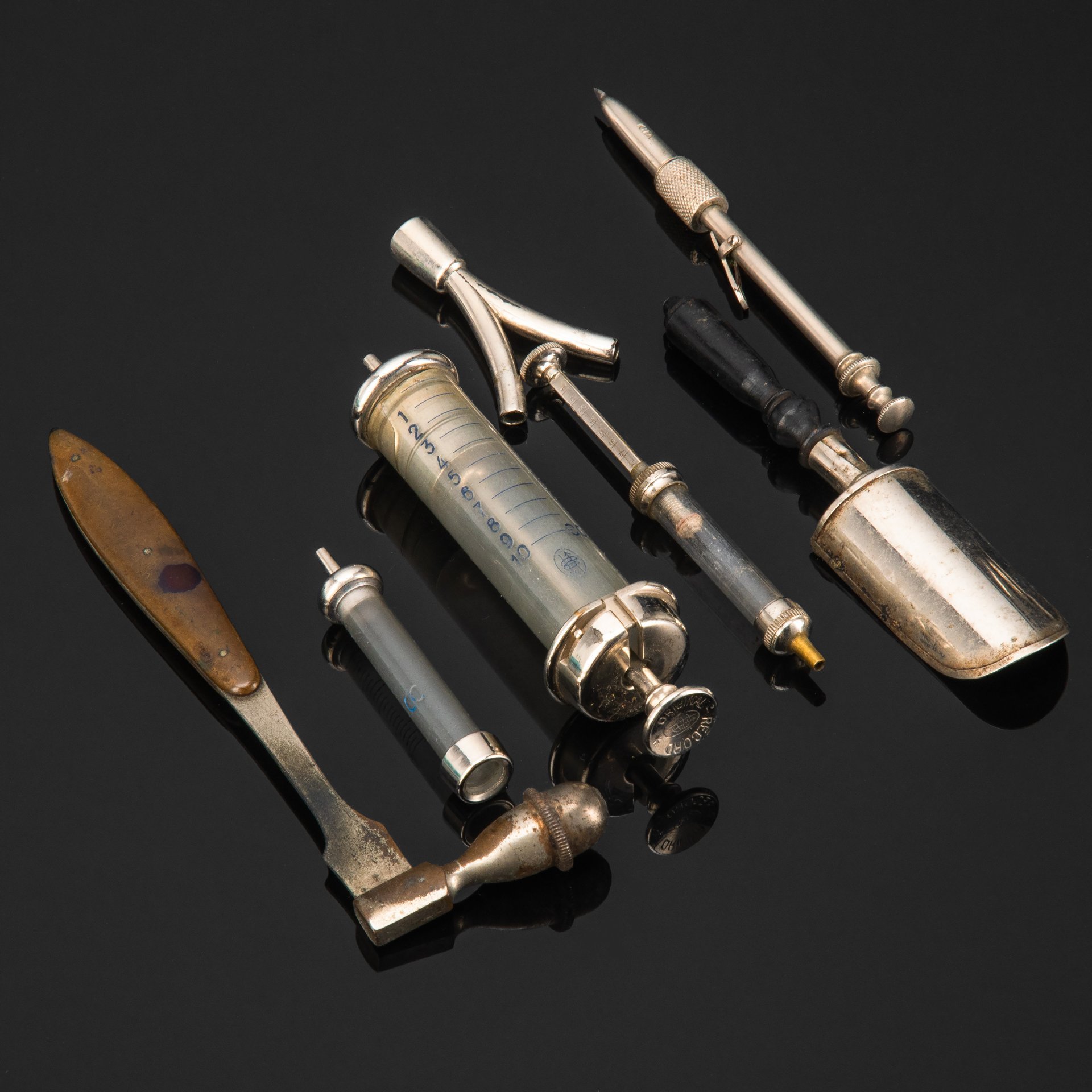 [Медицина] Набор из семи предметов медицинского назначения в футляре (в подборе), шприц марки "Original Record"