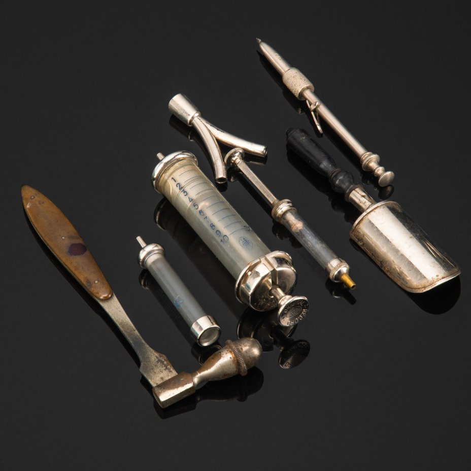 [Медицина] Набор из семи предметов медицинского назначения в футляре (в подборе), шприц марки "Original Record"