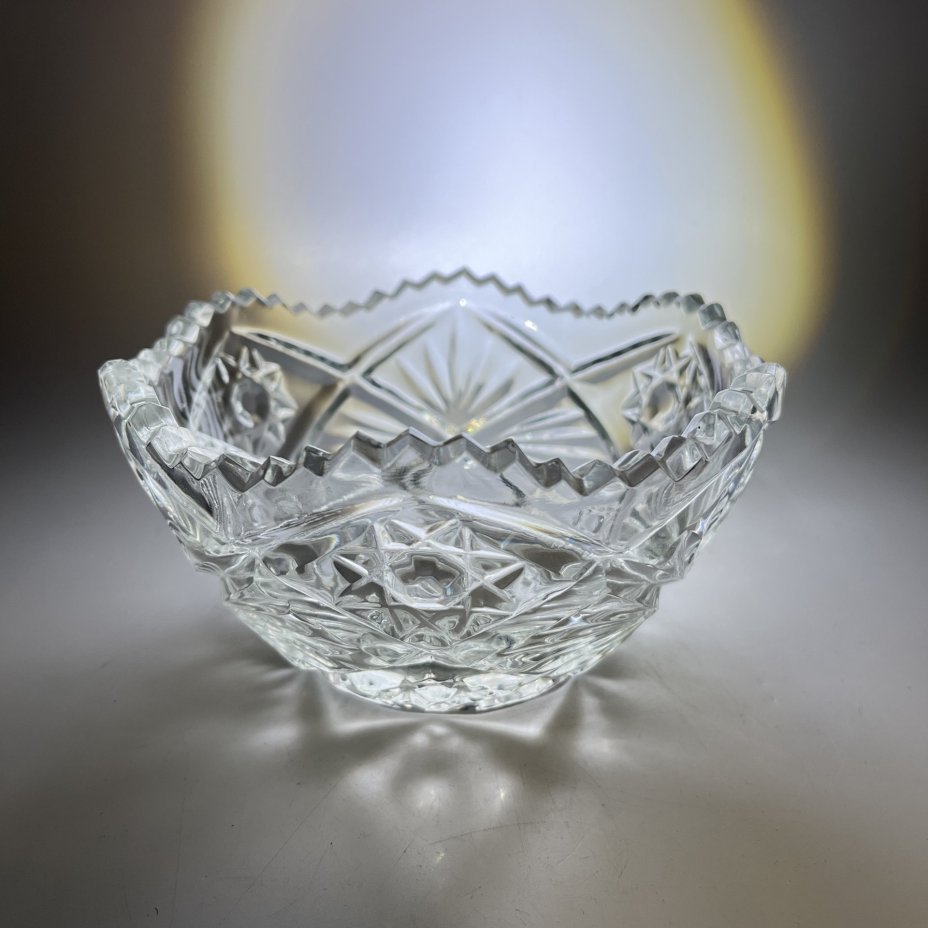 Салатник круглой формы небольшого размера с геометрическим декором, хрусталь, пресс, СССР, 1970-1990 гг.