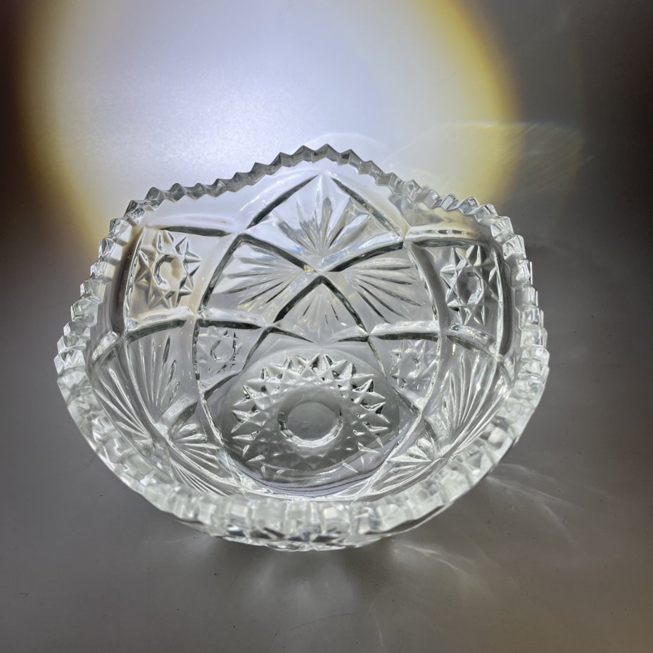 Салатник круглой формы небольшого размера с геометрическим декором