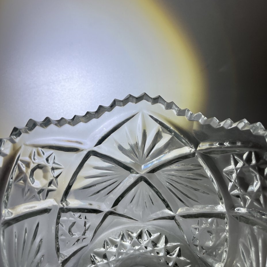 Салатник круглой формы небольшого размера с геометрическим декором