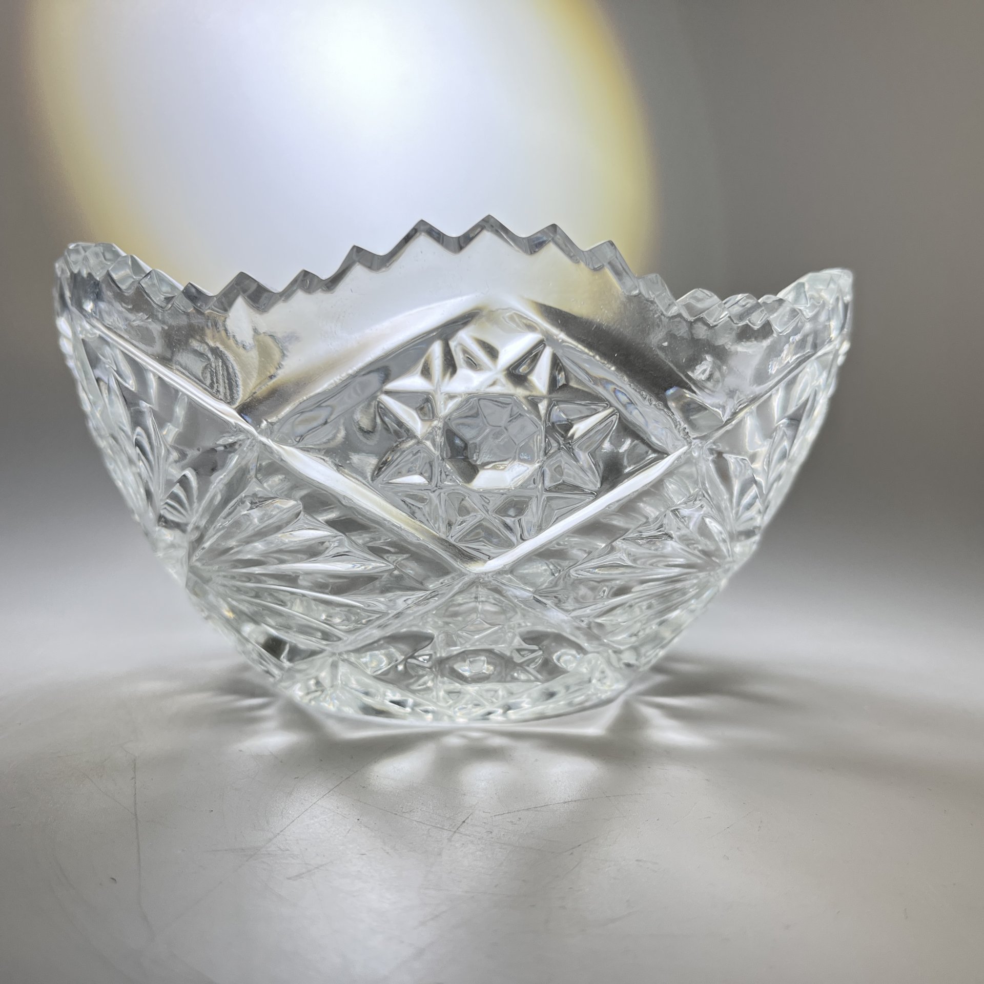 Салатник круглой формы небольшого размера с геометрическим декором, хрусталь, пресс, СССР, 1970-1990 гг.