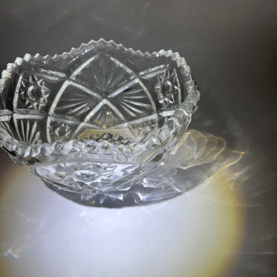 Салатник круглой формы небольшого размера с геометрическим декором