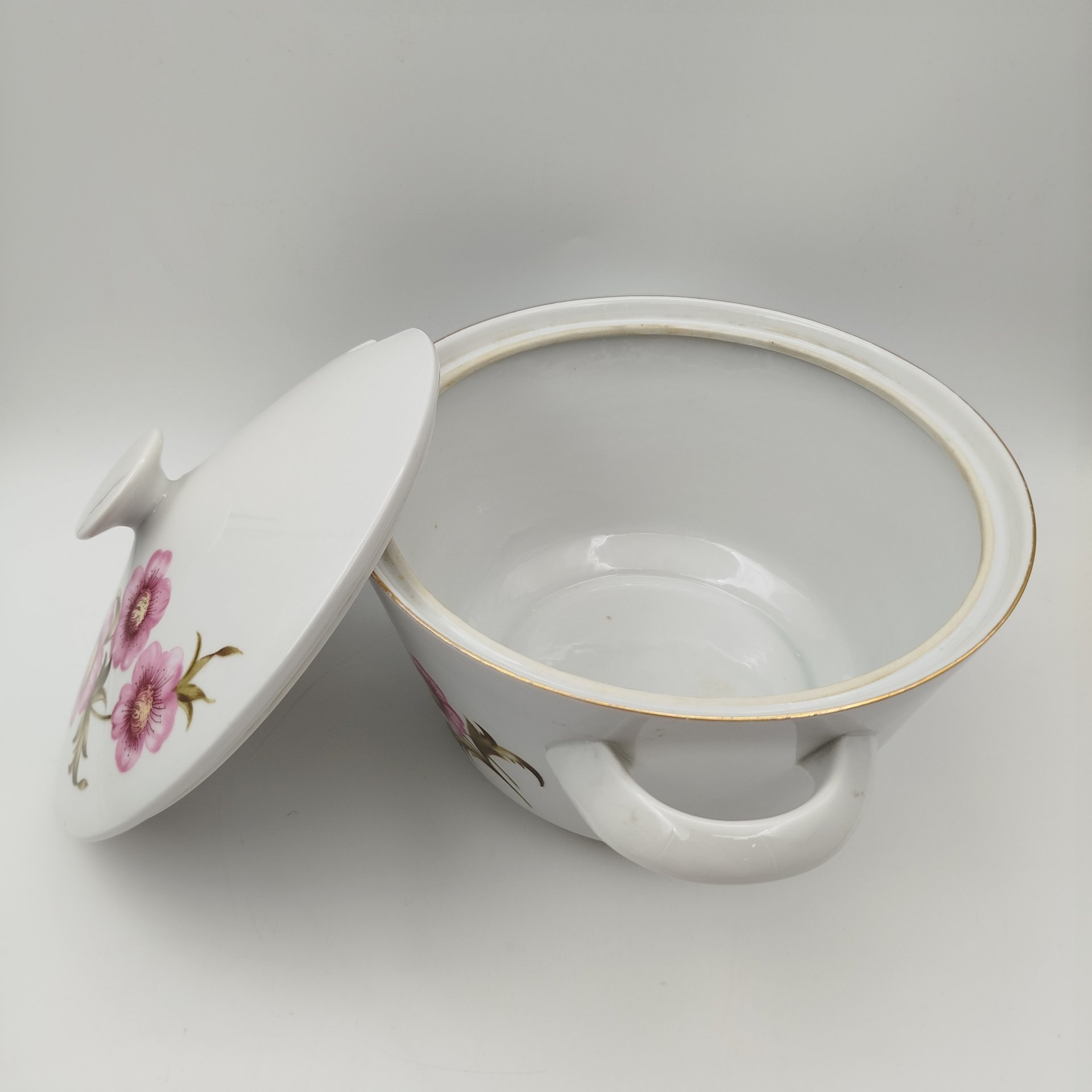 Супница с цветочным декором