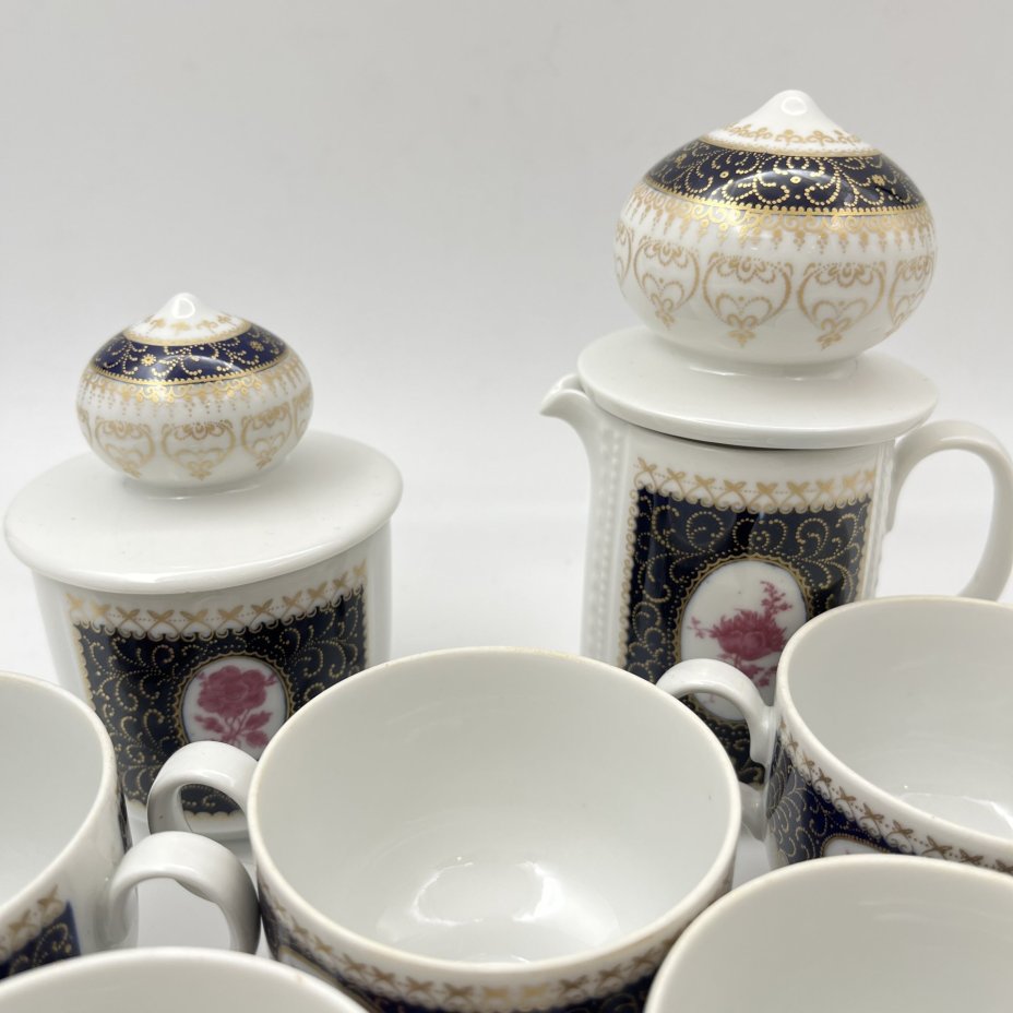Сервиз кофейный с декором в виде роз в медальонах и с крышками в восточном стиле, на 6 персон (8 предметов), фарфор, крытье кобальтом, деколь, золочение, Reichenbach (Райхенбах), ГДР, 1980-1990 гг.