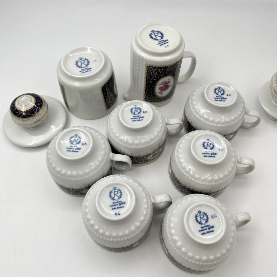 Сервиз кофейный с декором в виде роз в медальонах и с крышками в восточном стиле, на 6 персон (8 предметов), фарфор, крытье кобальтом, деколь, золочение, Reichenbach (Райхенбах), ГДР, 1980-1990 гг.