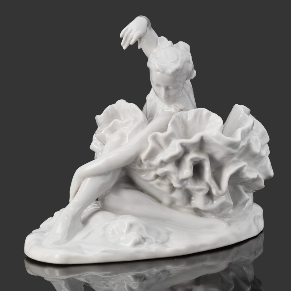 Статуэтка «Балерина Г.С. Уланова в концертном номере «Умирающий лебедь» К. Сен-Санса», скульптор Е.А. Янсон-Манизер, фарфор, Ленинградский фарфоровый завод (ЛФЗ), СССР, 1950-1960 гг.