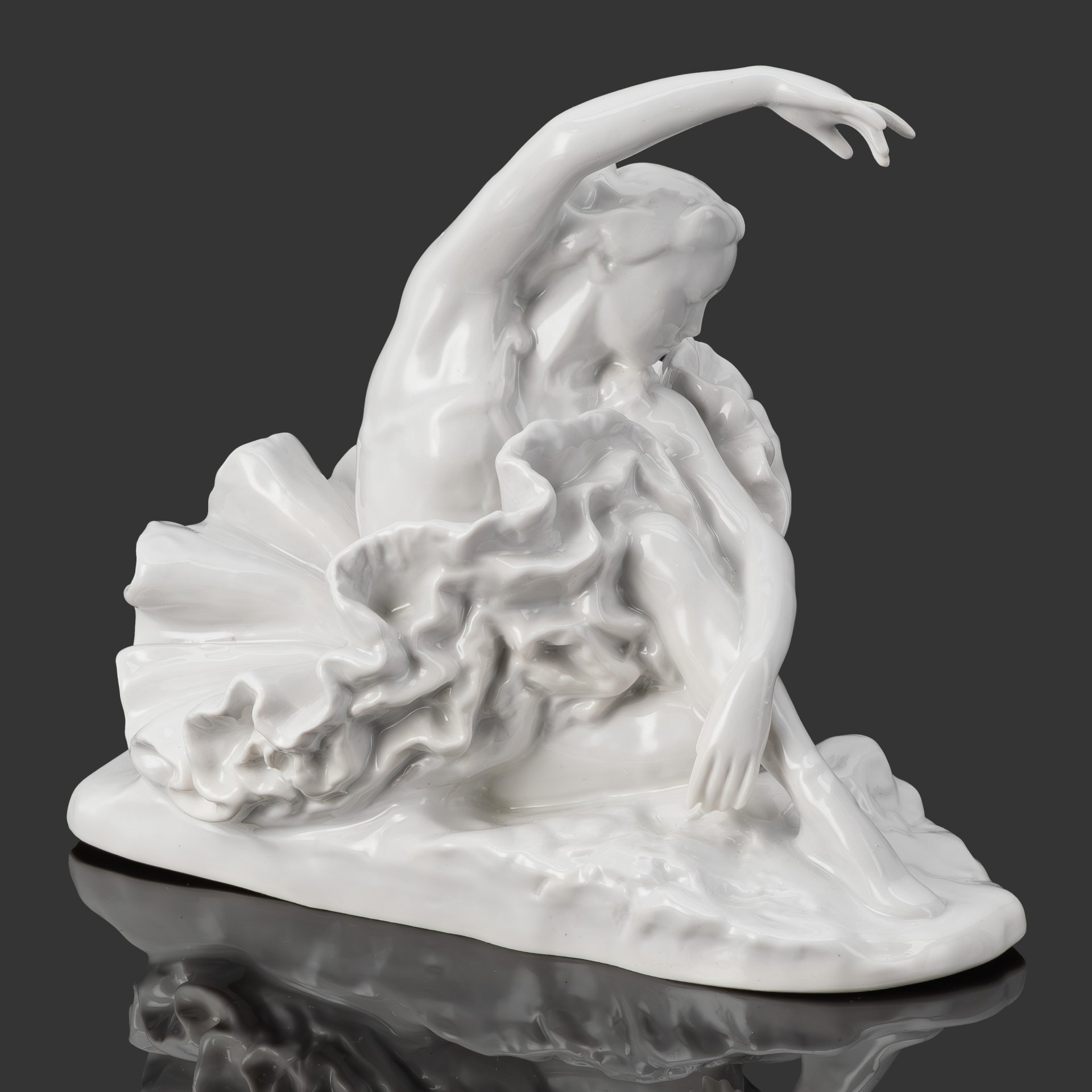 Статуэтка «Балерина Г.С. Уланова в концертном номере «Умирающий лебедь» К. Сен-Санса», скульптор Е.А. Янсон-Манизер, фарфор, Ленинградский фарфоровый завод (ЛФЗ), СССР, 1950-1960 гг.