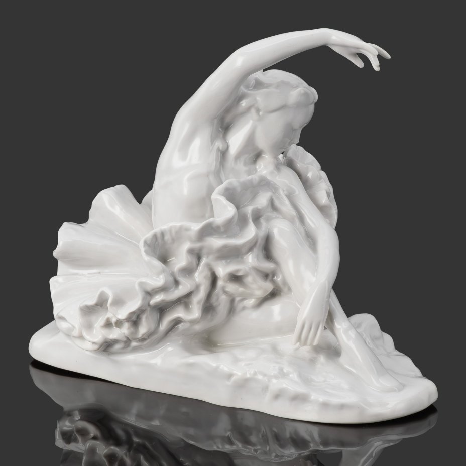 Статуэтка «Балерина Г.С. Уланова в концертном номере «Умирающий лебедь» К. Сен-Санса», скульптор Е.А. Янсон-Манизер, фарфор, Ленинградский фарфоровый завод (ЛФЗ), СССР, 1950-1960 гг.