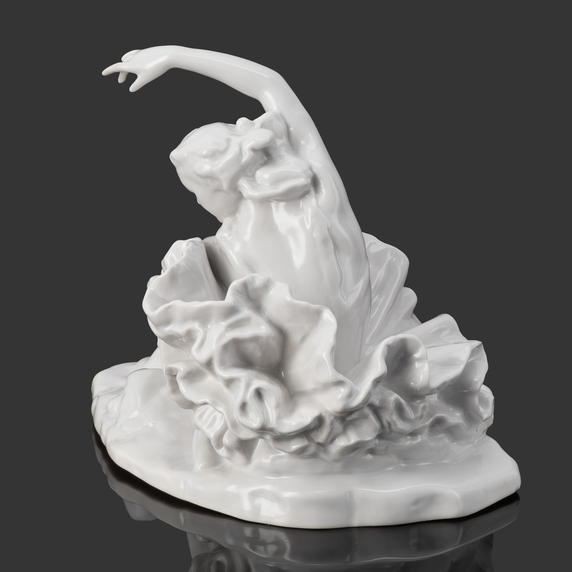 Статуэтка «Балерина Г.С. Уланова в концертном номере «Умирающий лебедь» К. Сен-Санса», скульптор Е.А. Янсон-Манизер, фарфор, Ленинградский фарфоровый завод (ЛФЗ), СССР, 1950-1960 гг.