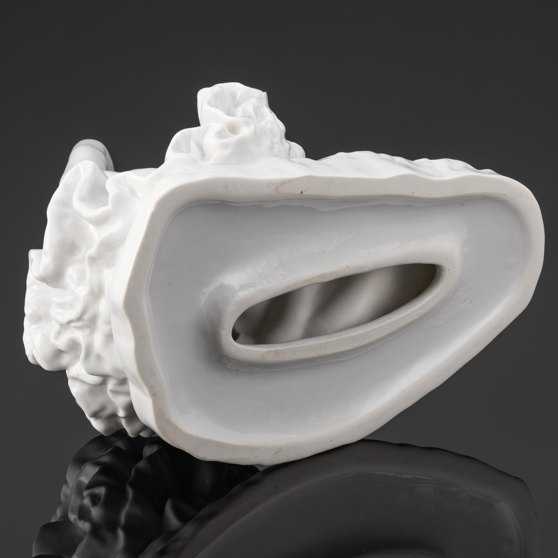 Статуэтка «Балерина Г.С. Уланова в концертном номере «Умирающий лебедь» К. Сен-Санса», скульптор Е.А. Янсон-Манизер, фарфор, Ленинградский фарфоровый завод (ЛФЗ), СССР, 1950-1960 гг.