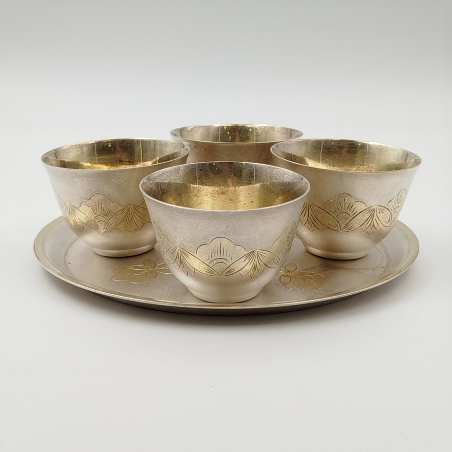 Набор для подачи крепких напитков на 4 персоны (4 стопки и поднос), украшенный растительным декором