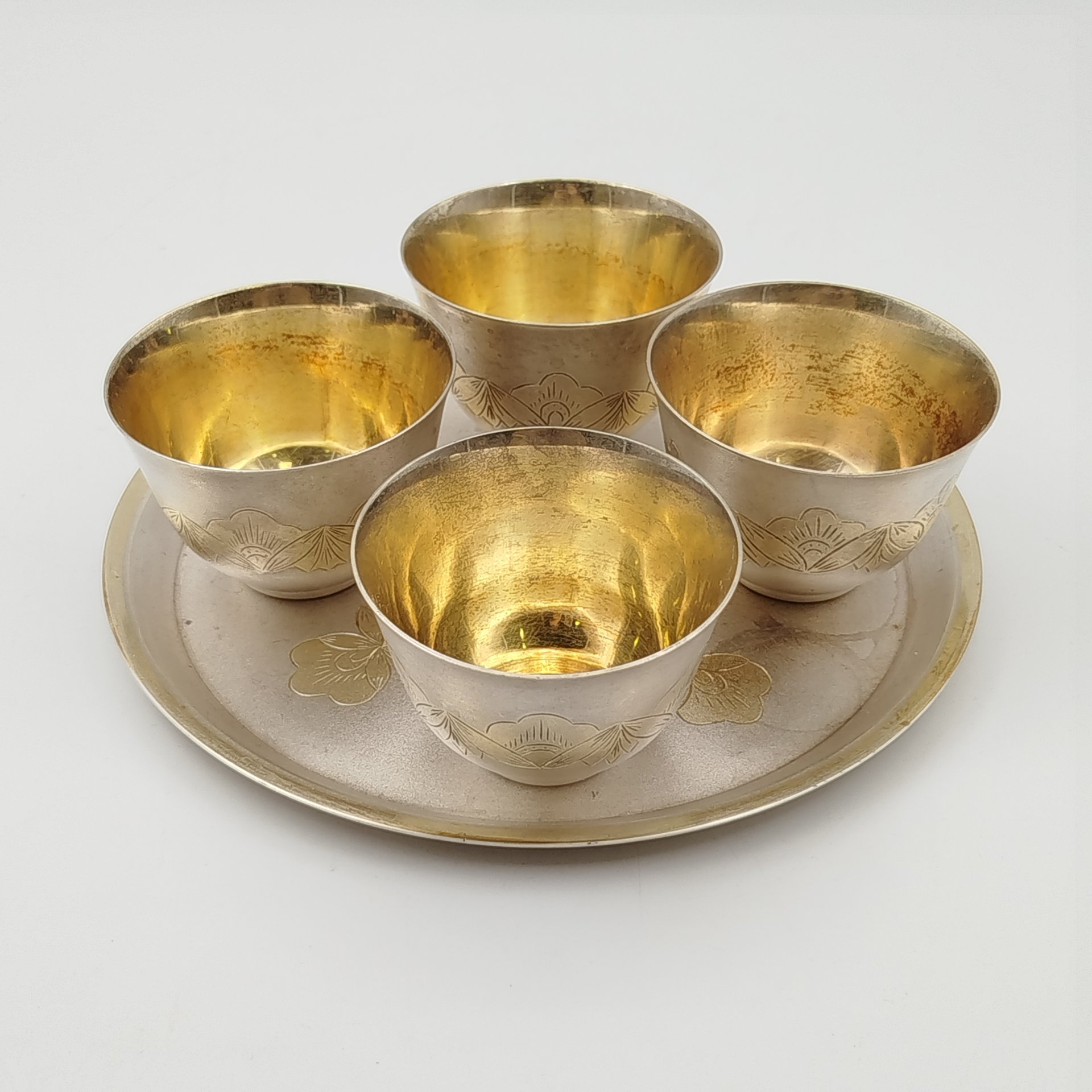 Набор для подачи крепких напитков на 4 персоны (4 стопки и поднос), украшенный растительным декором